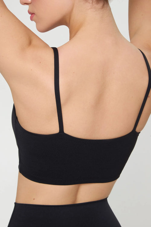 Базовий топ з тонкими бретелями