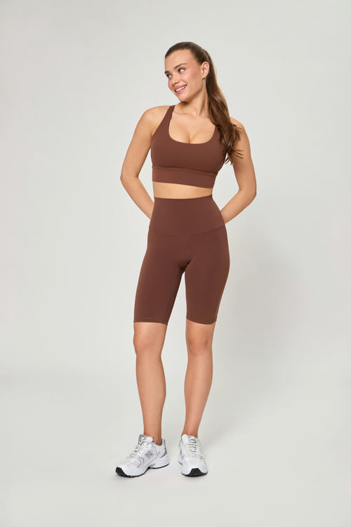 Базові велосипедки коричневого кольору, прямий ракурс, щільна еластична тканина, висока посадка, гладка текстура