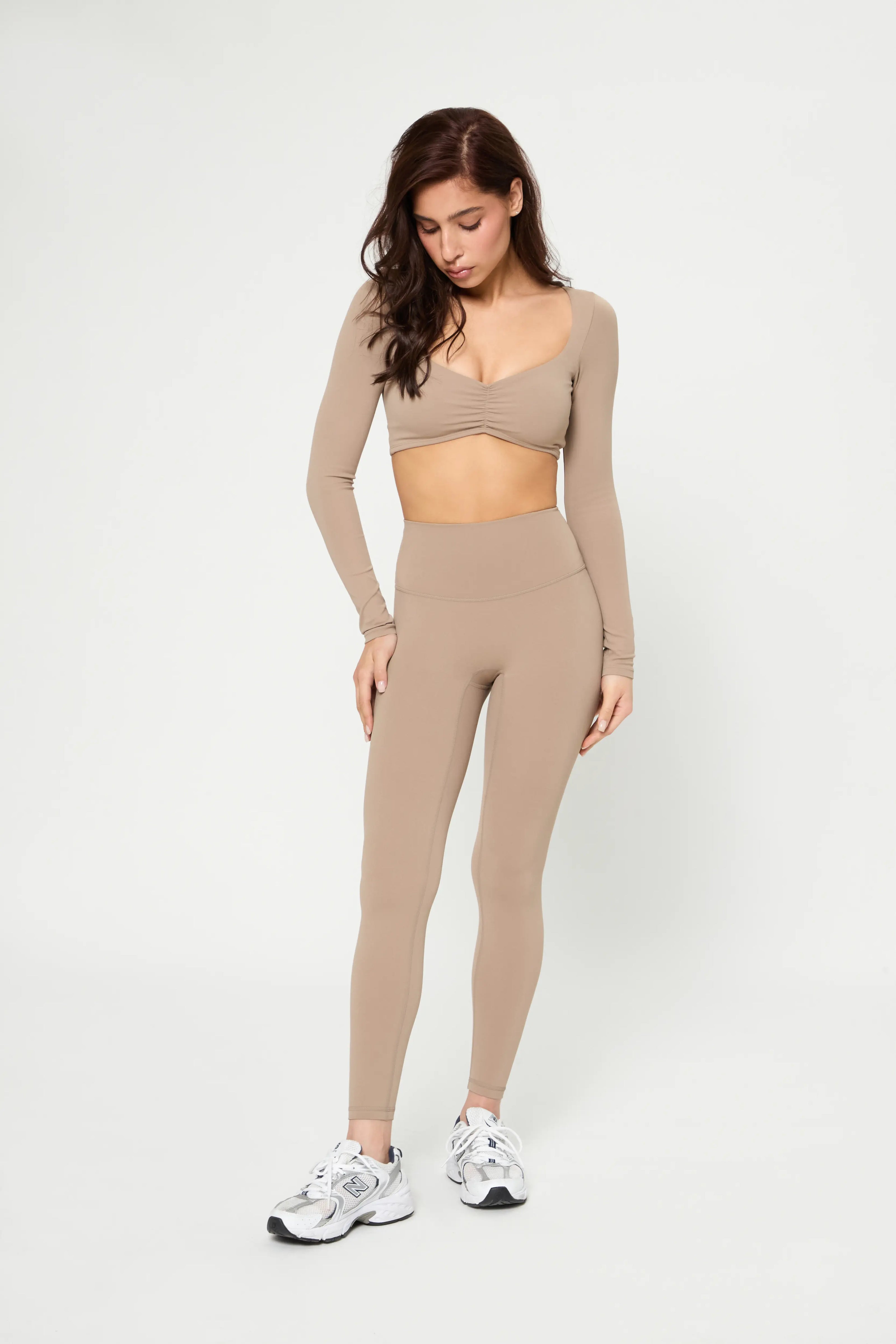 Model wearing Базові легінси кавового кольору coffee-colored high-waist seamless leggings with wide waistband and pocket.