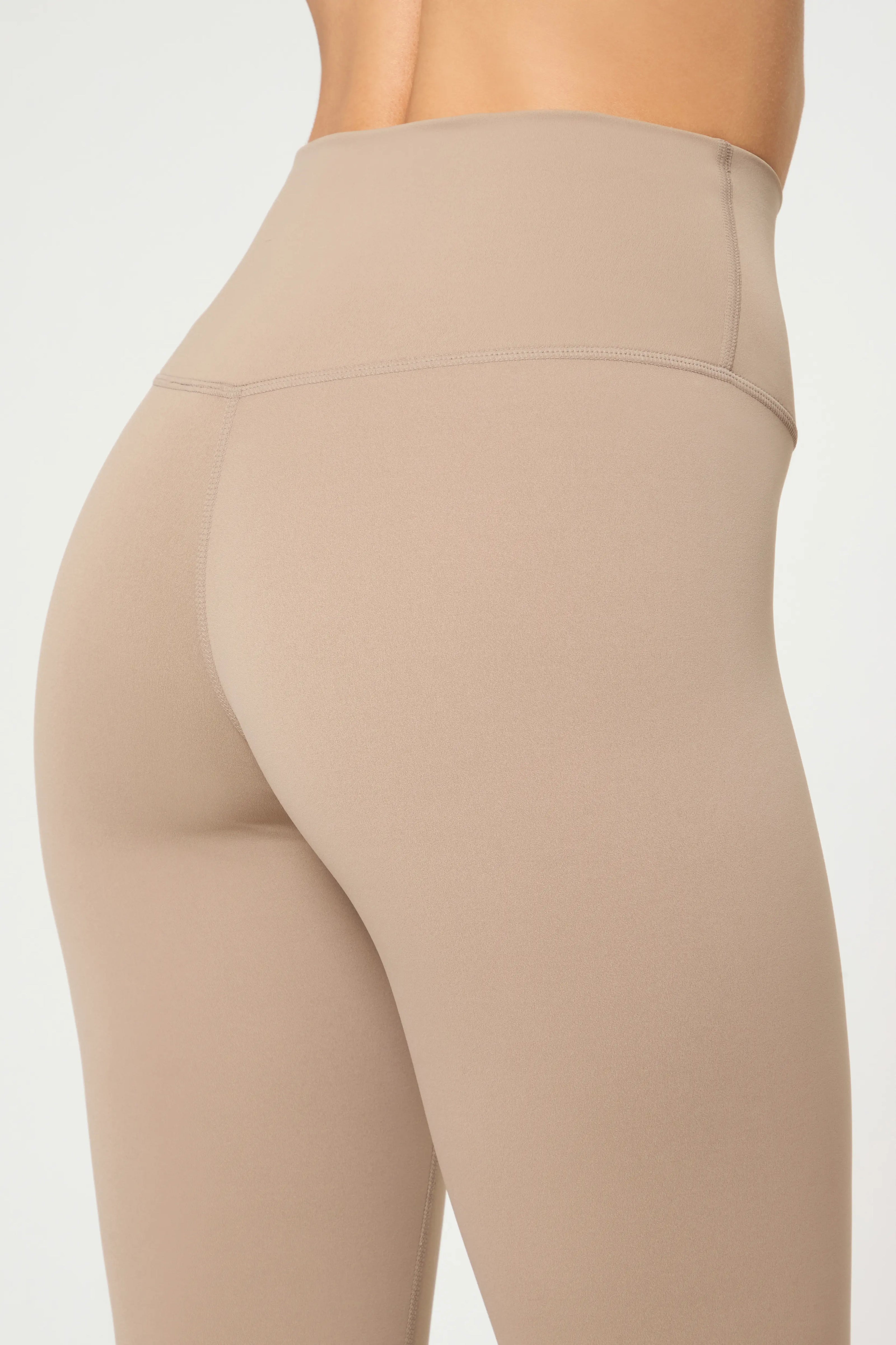 Базові легінси кавового кольору with high waistband and smooth fit for all-day comfort and style.