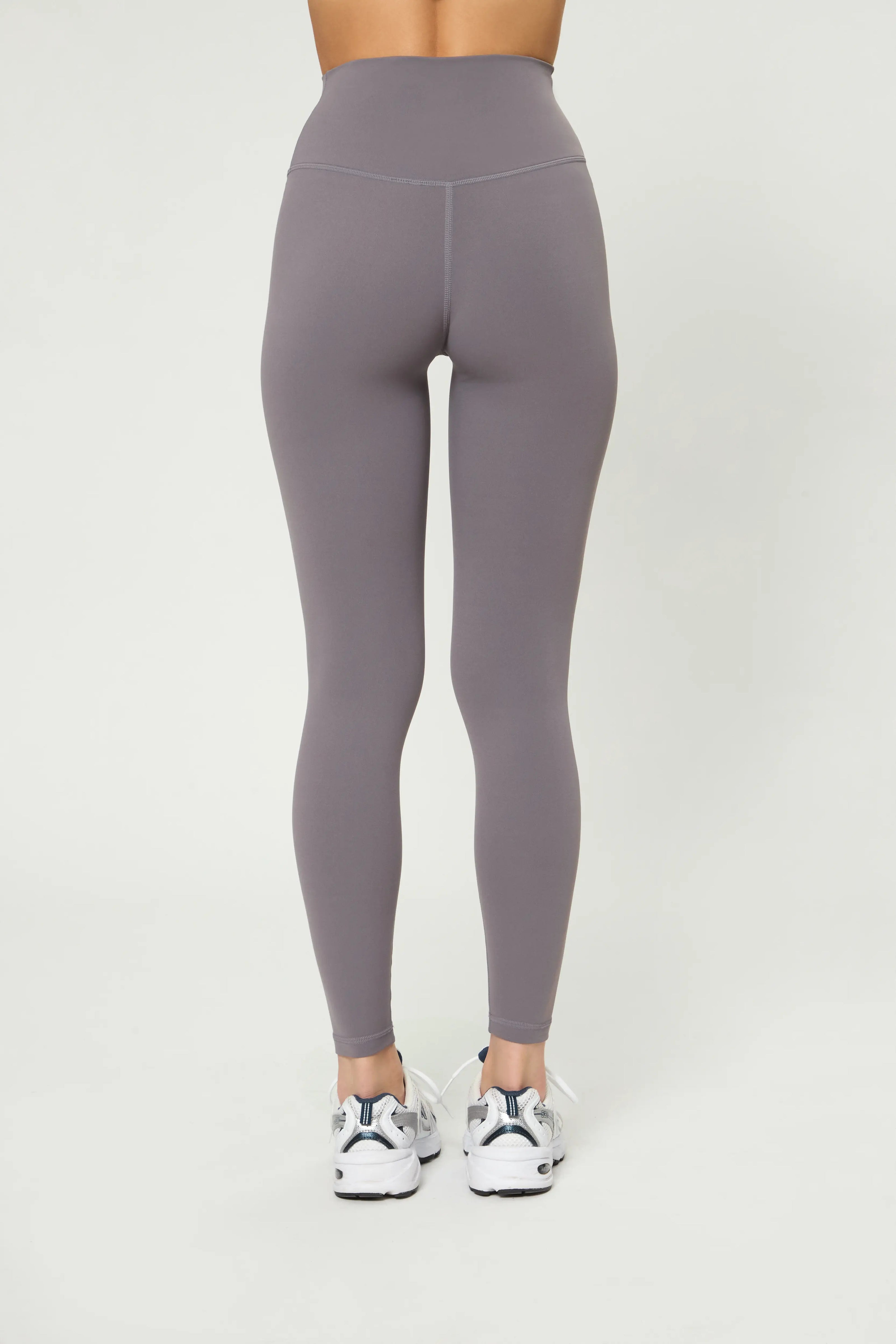 Базові легінси кольору графіт with high waist, seamless design, and soft elastofit material for daily wear.