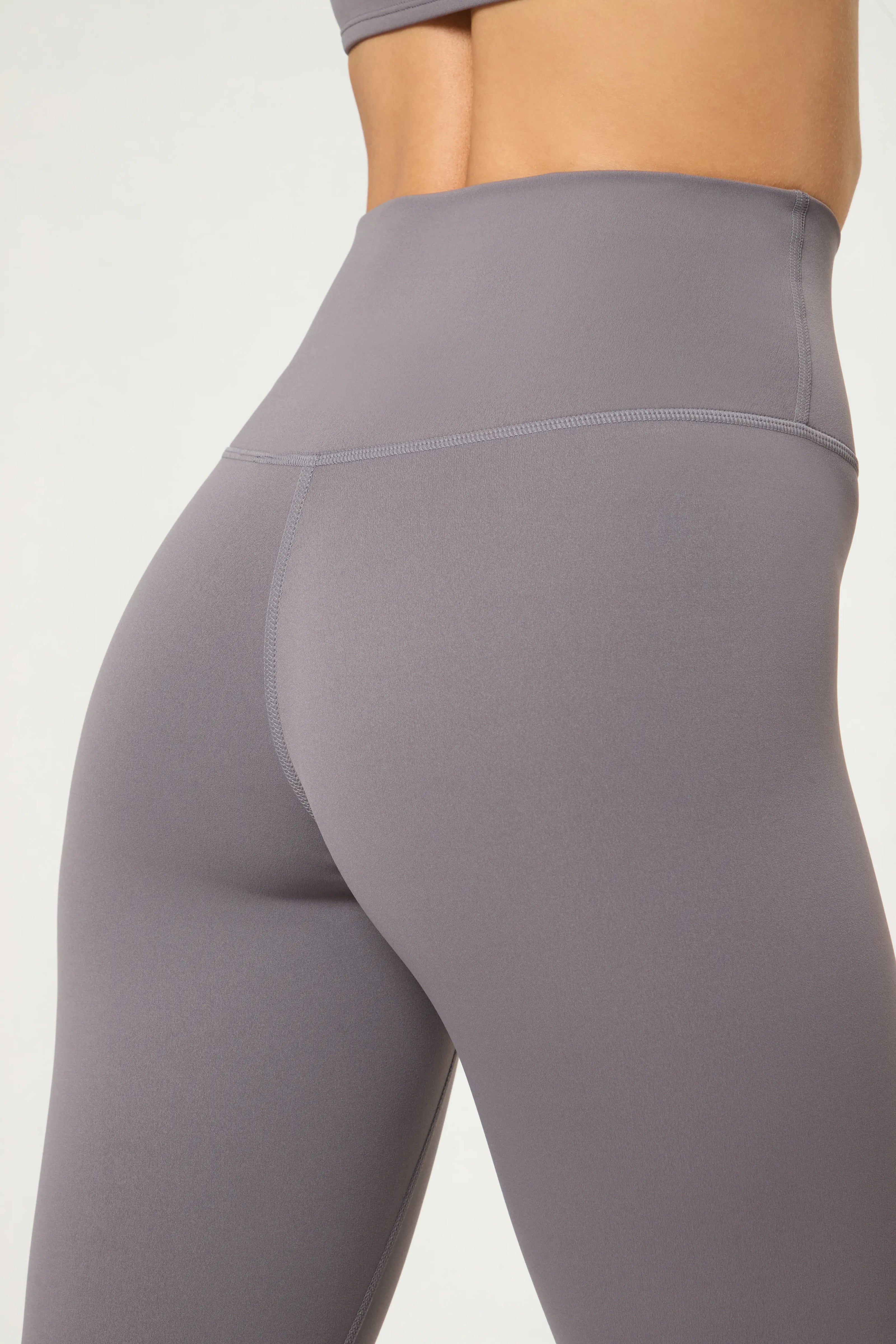 Базові легінси кольору графіт with high waist, smooth seams, and soft elastic material for daily wear and workouts.