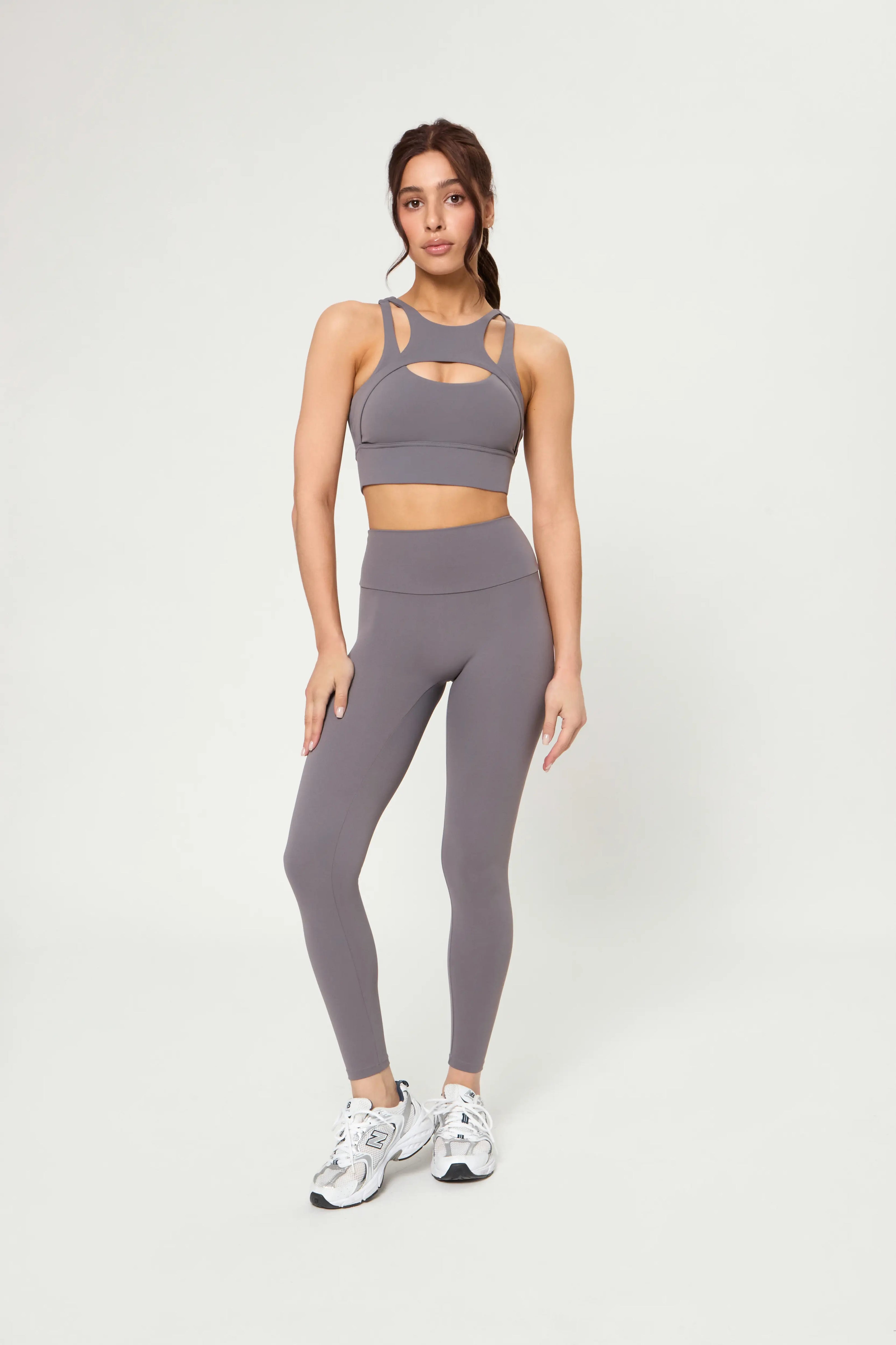 Push-up легінси графітового кольору worn by a woman with high waist and seamless design for comfort and style.