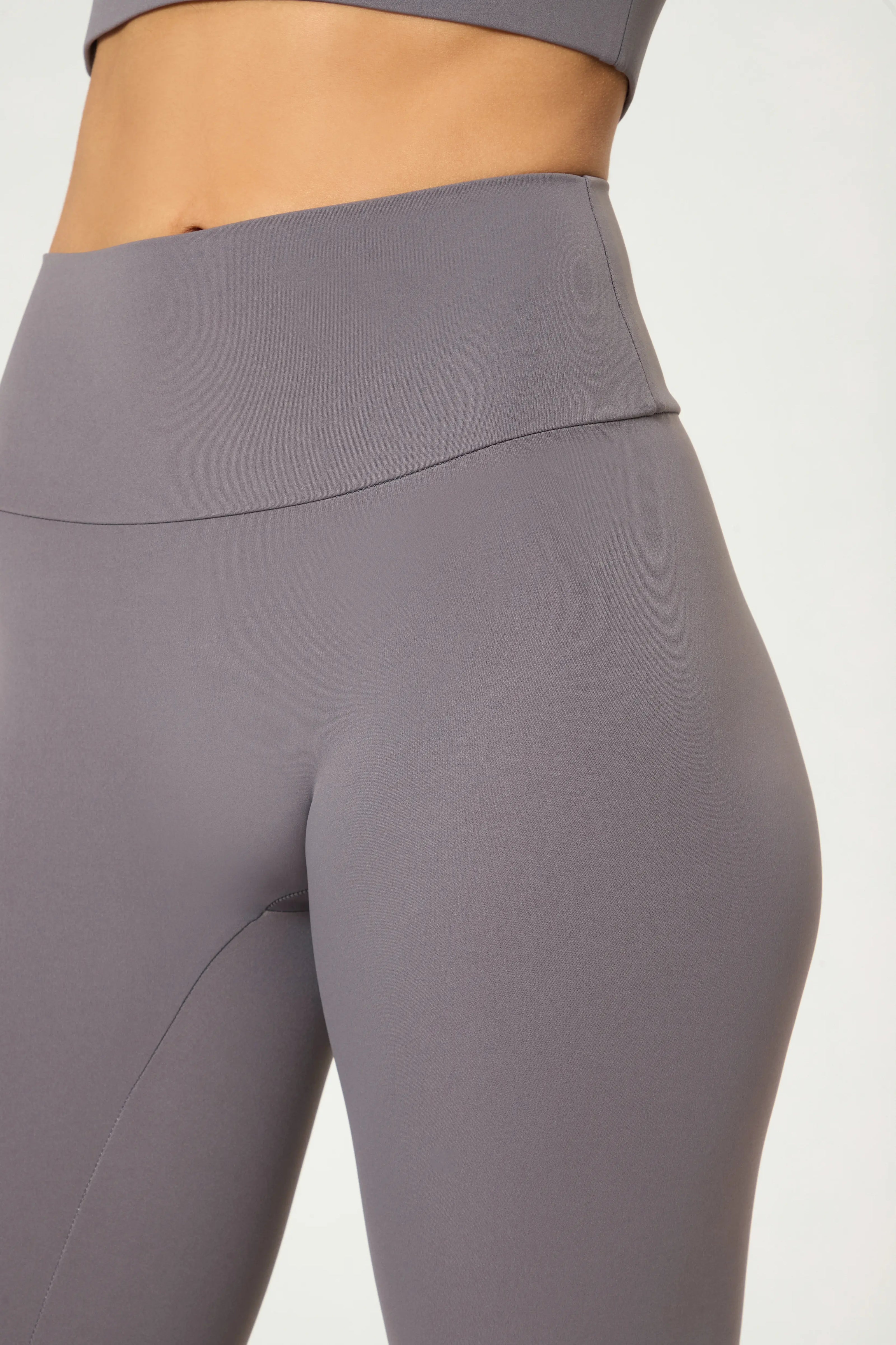 Push-up легінси графітового кольору with high waist, seamless design, and stretchy, soft elasoft fabric for comfort.