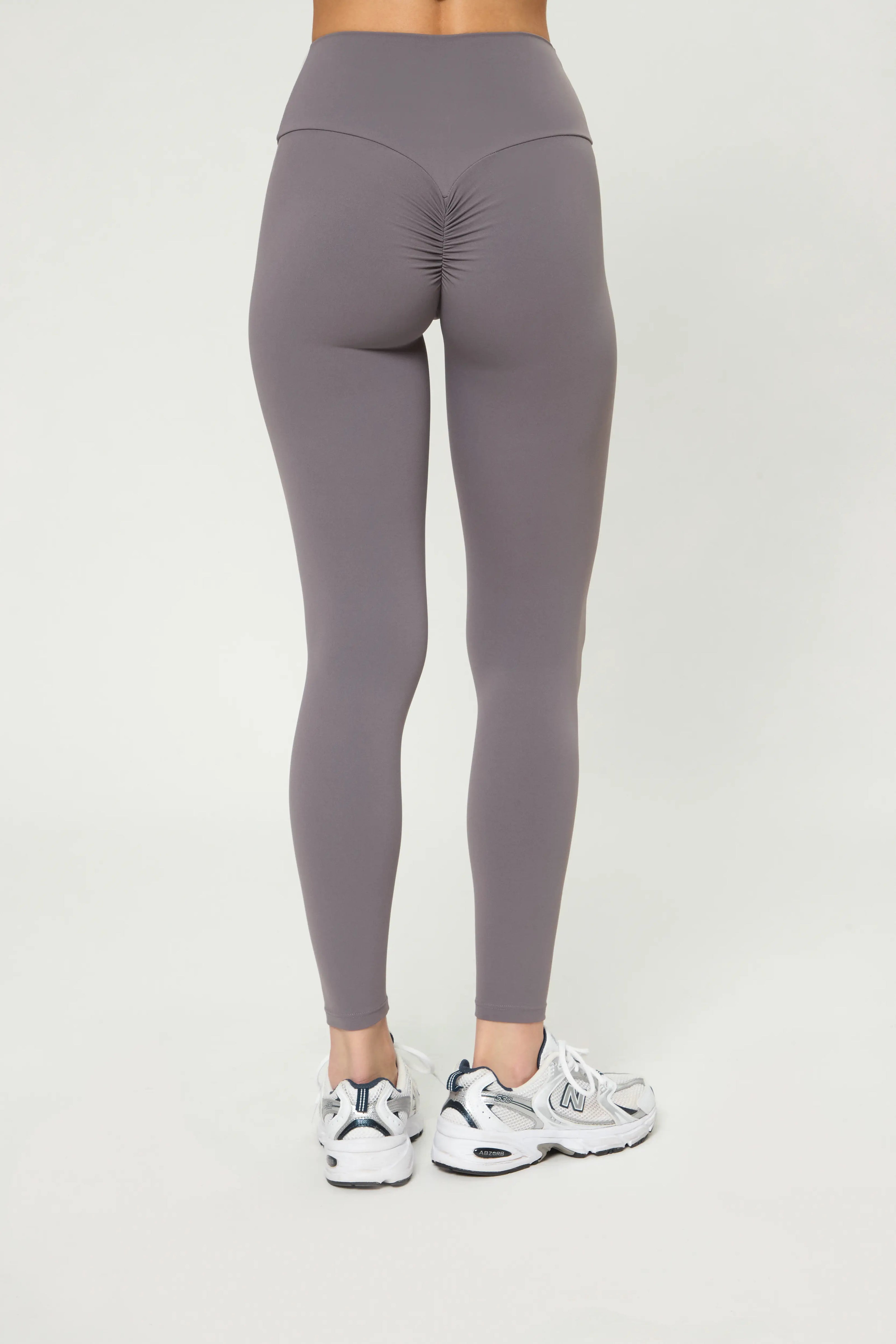 Push-up легінси графітового кольору with high waist, seamless design, and soft, stretchy Elasoft fabric for comfort and style.