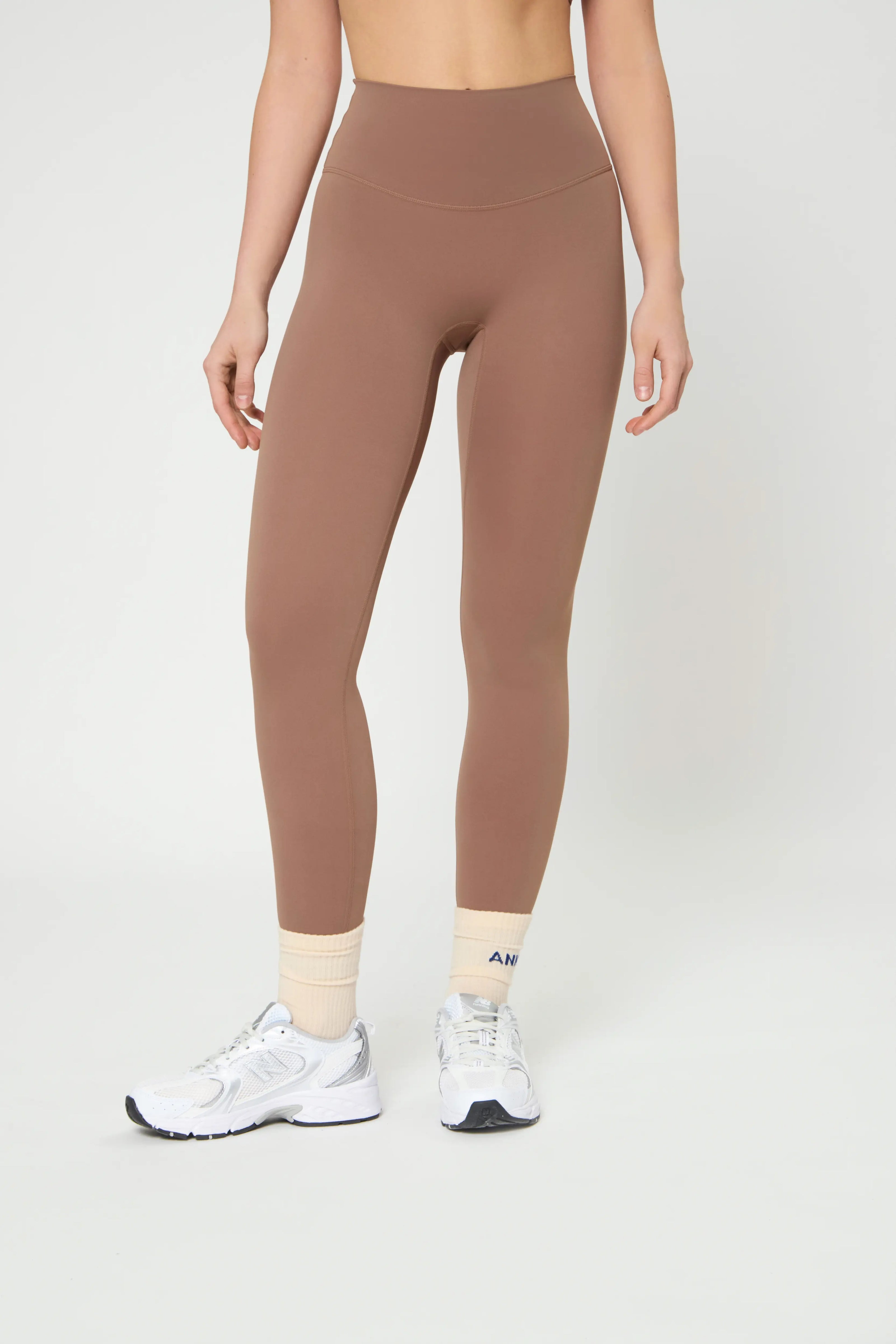 Базові легінси кольору мокко with high waist, wide waistband, seamless design, and elastic comfortable fit.