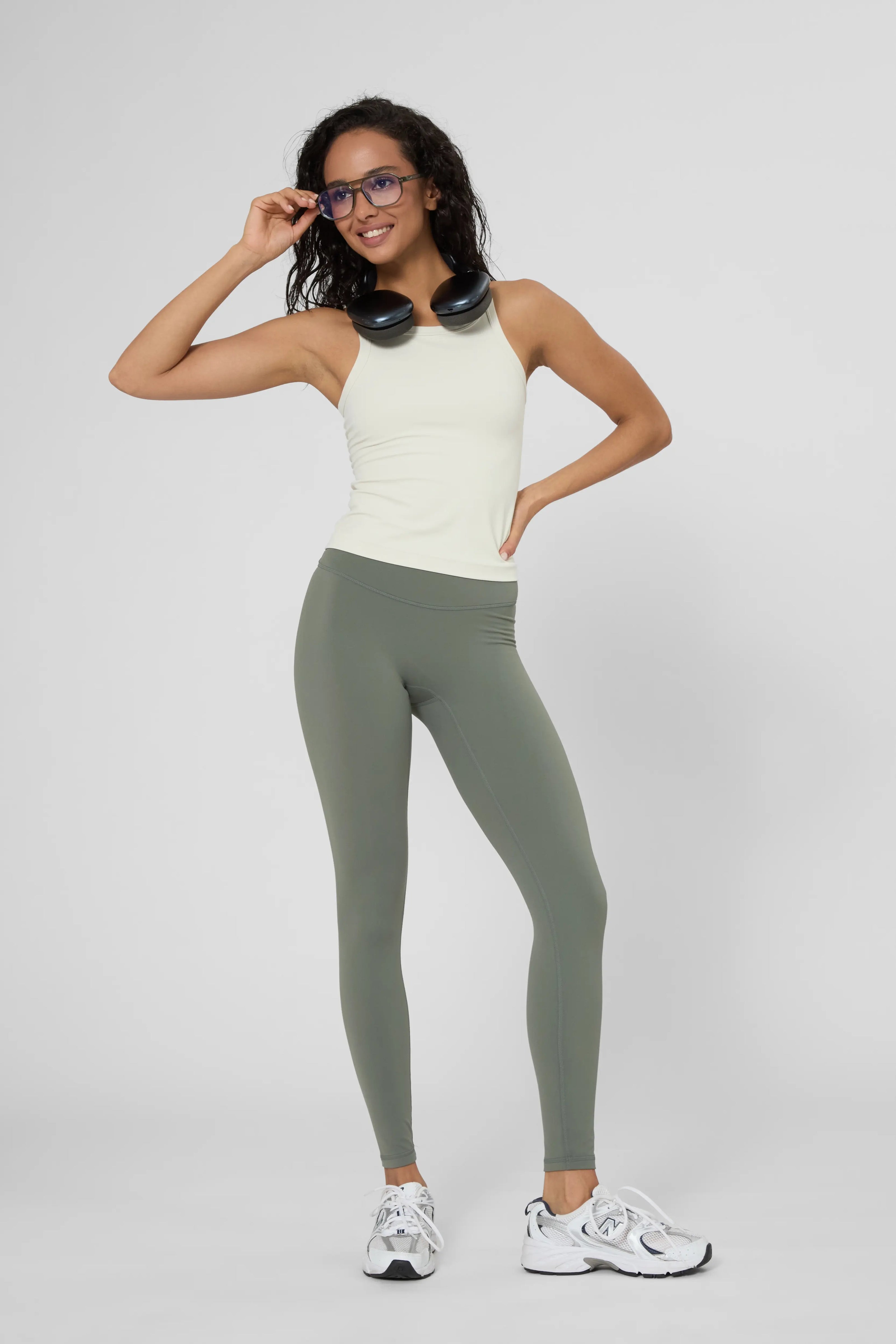 Майка без чашок молочного кольору