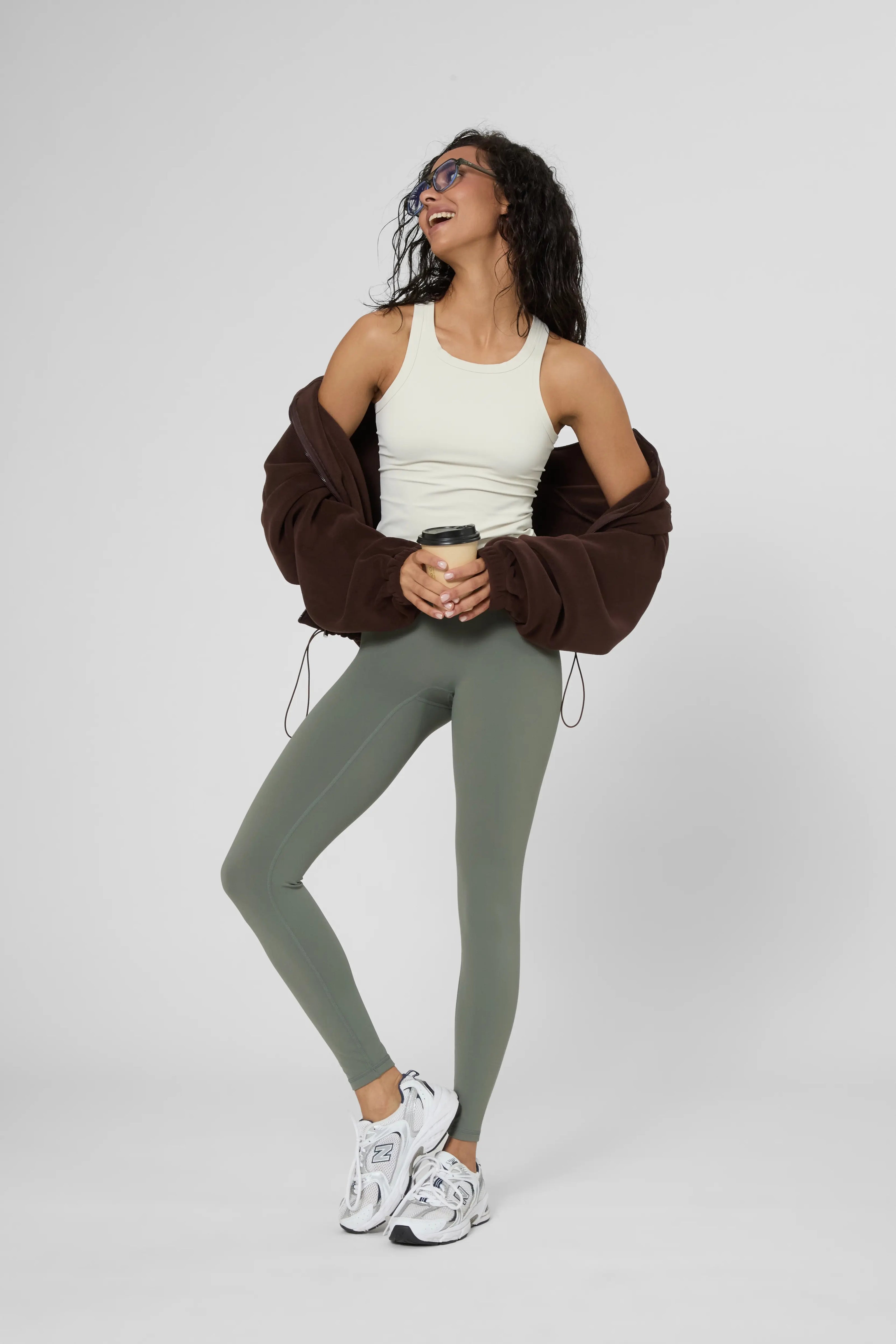 Утеплені базові легінси з начосом кольору хакі, прямий фасон, щільна тканина, вид спереду в повен зріст