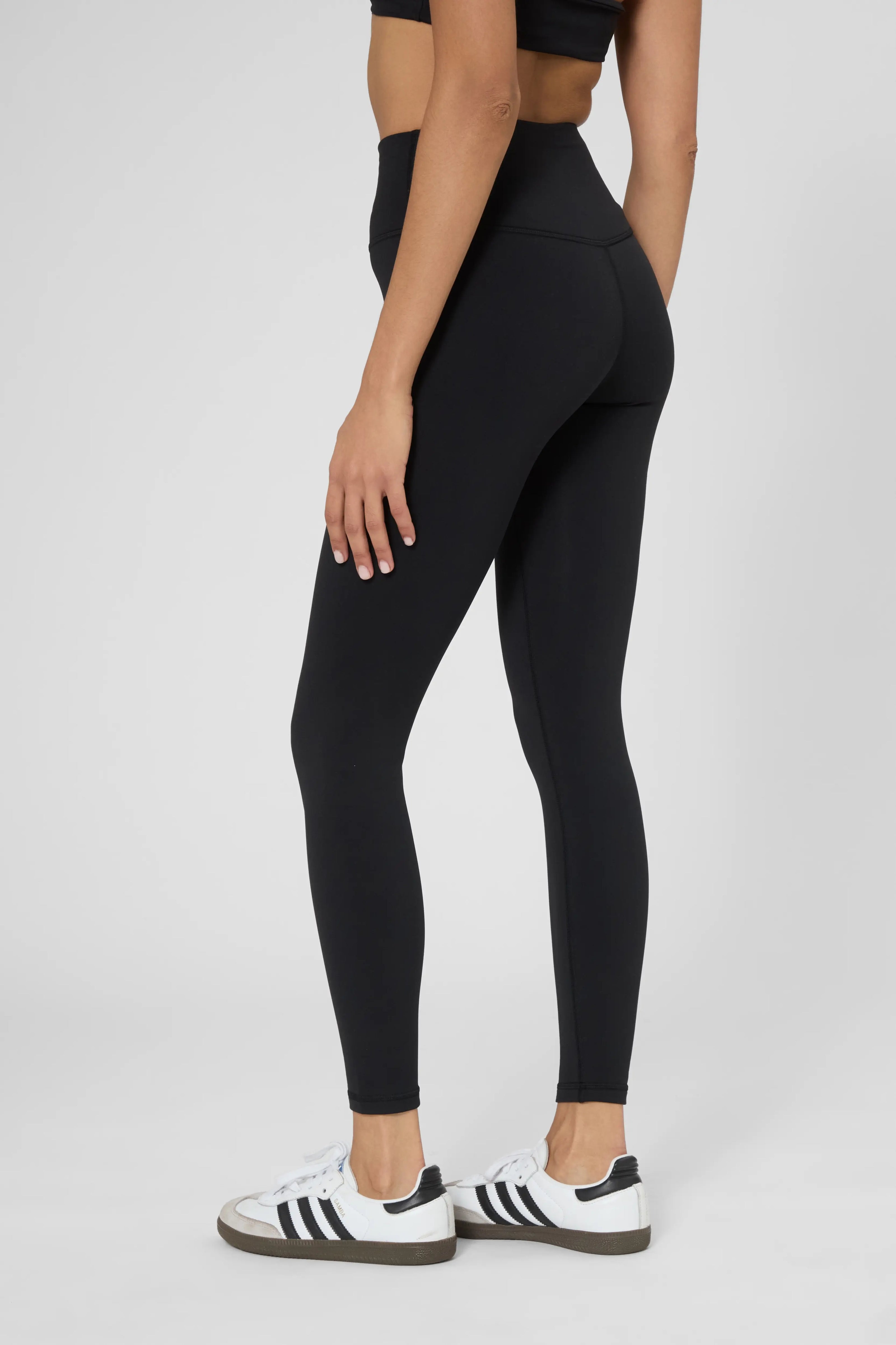 Утеплені базові легінси з начосом чорного кольору, висока посадка, щільний матеріал, вид ззаду на модель