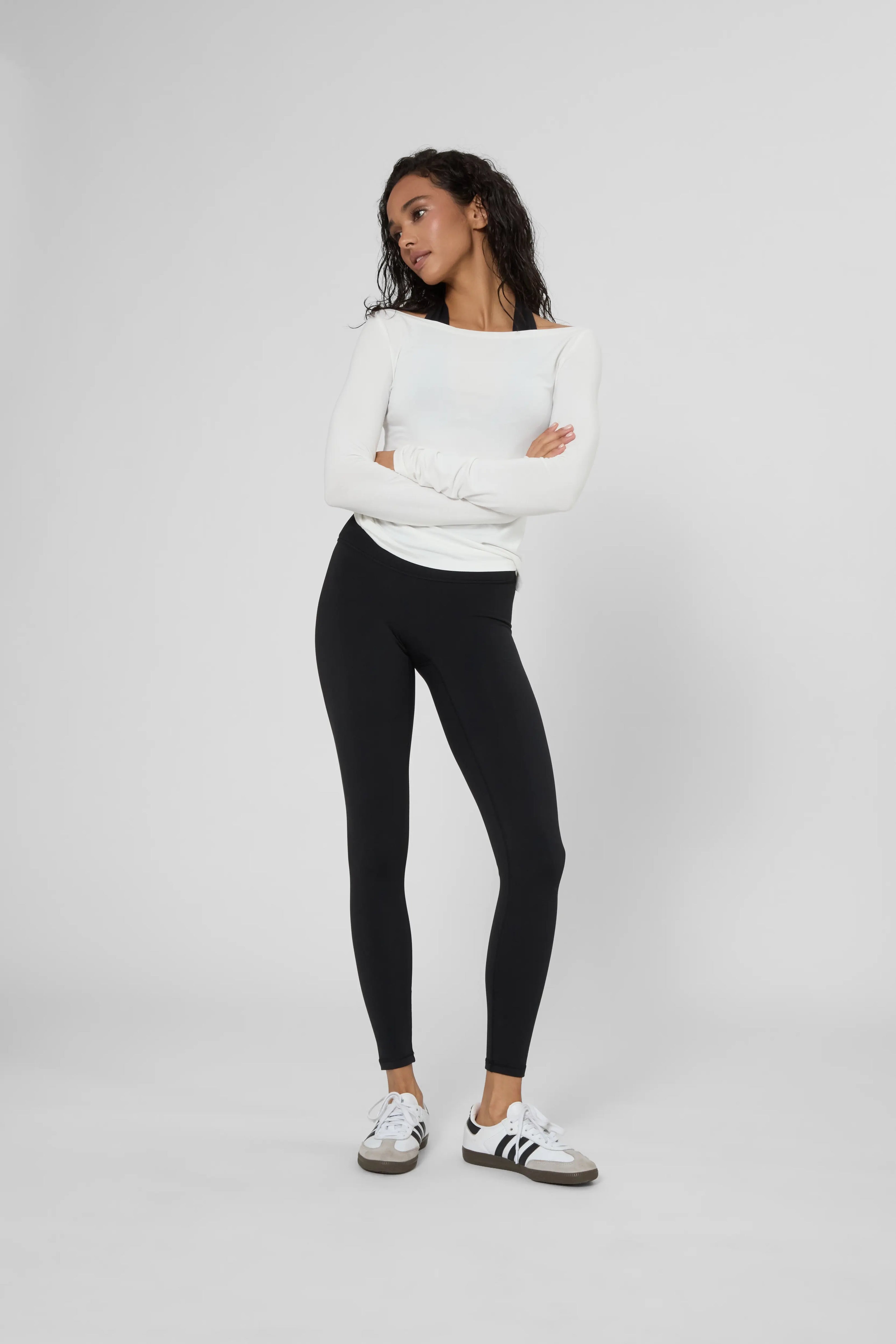 Базові легінси чорного кольору, прямий фасон, висока посадка, тканина трикотажна, вид спереду на моделі