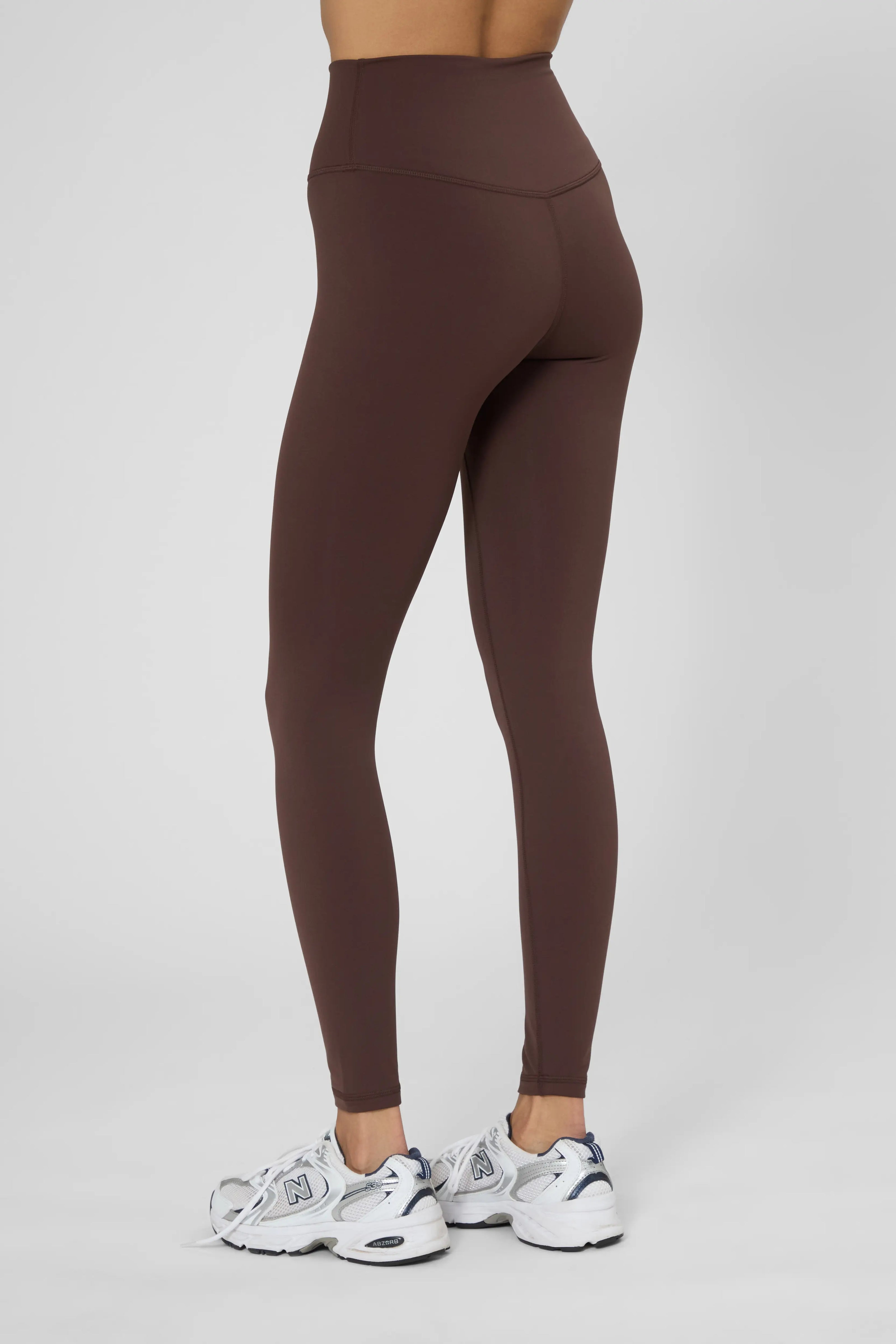 Утеплені базові легінси з начосом коричневого кольору, вид ззаду, висока посадка, щільна еластична тканина