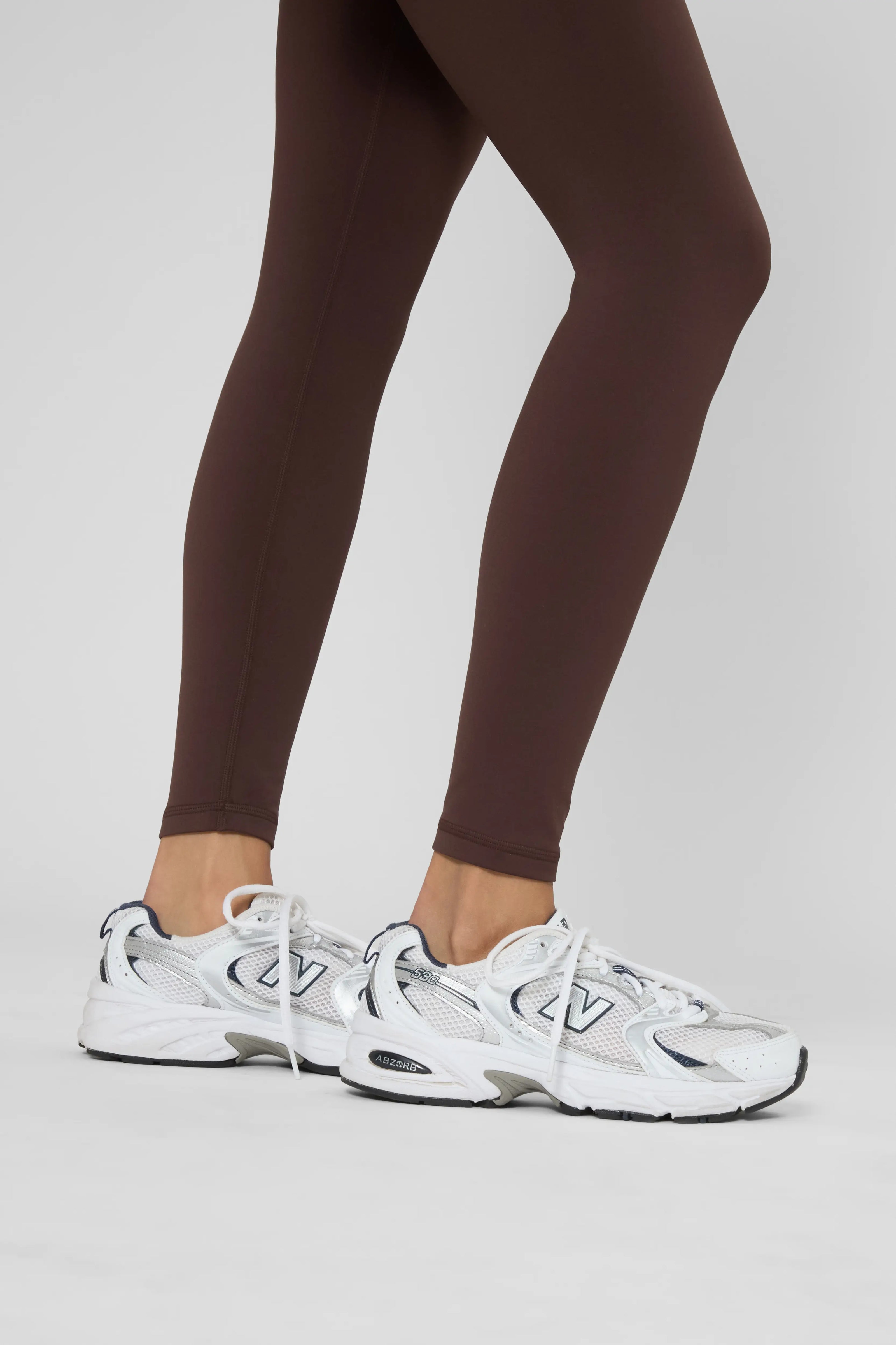 Утеплені базові легінси з начосом коричневого кольору, облягаючий фасон, довжина до щиколотки, гладка тканина