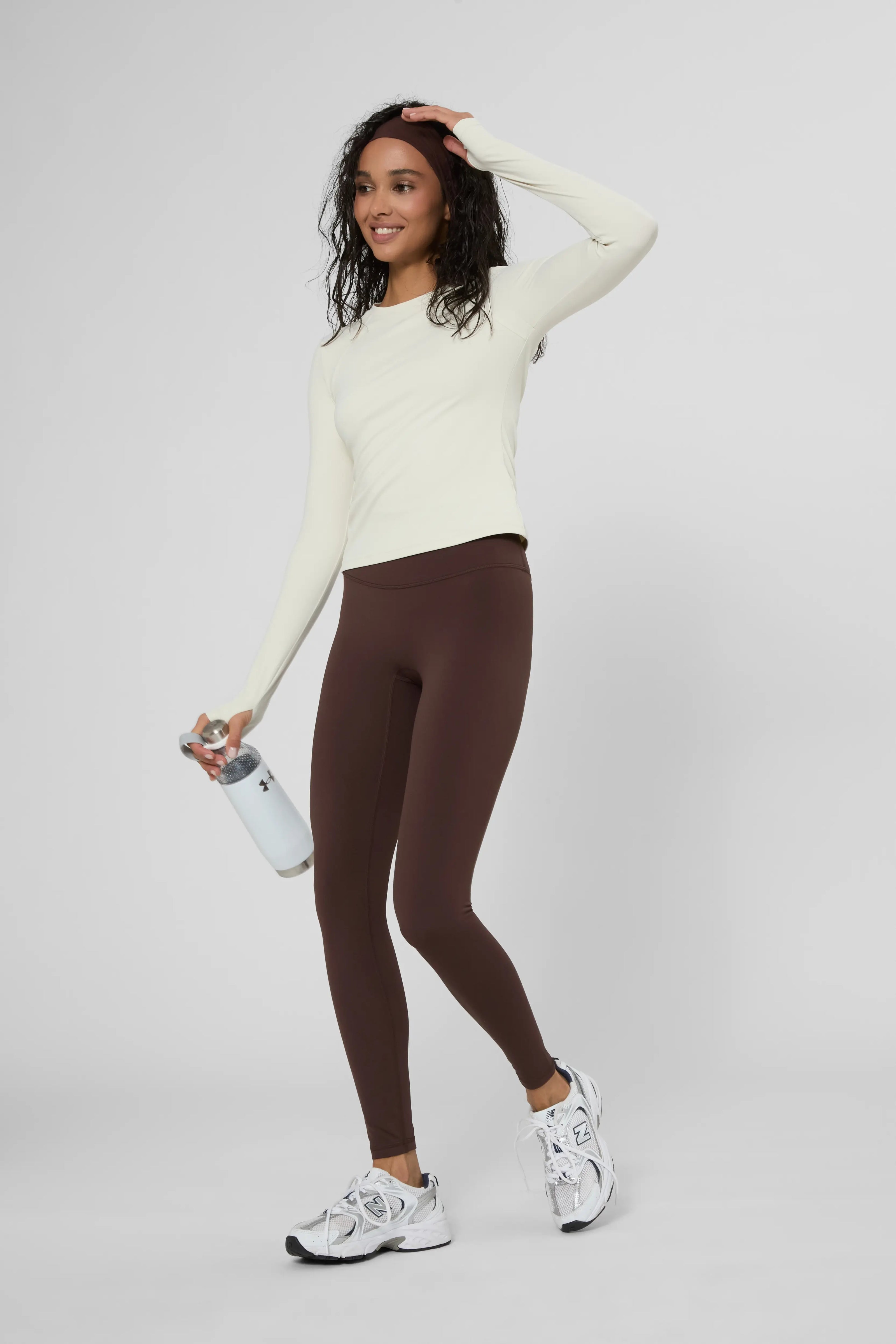 Утеплені базові легінси з начосом коричневого кольору, фасон облягаючий, висока посадка, матеріал з начосом