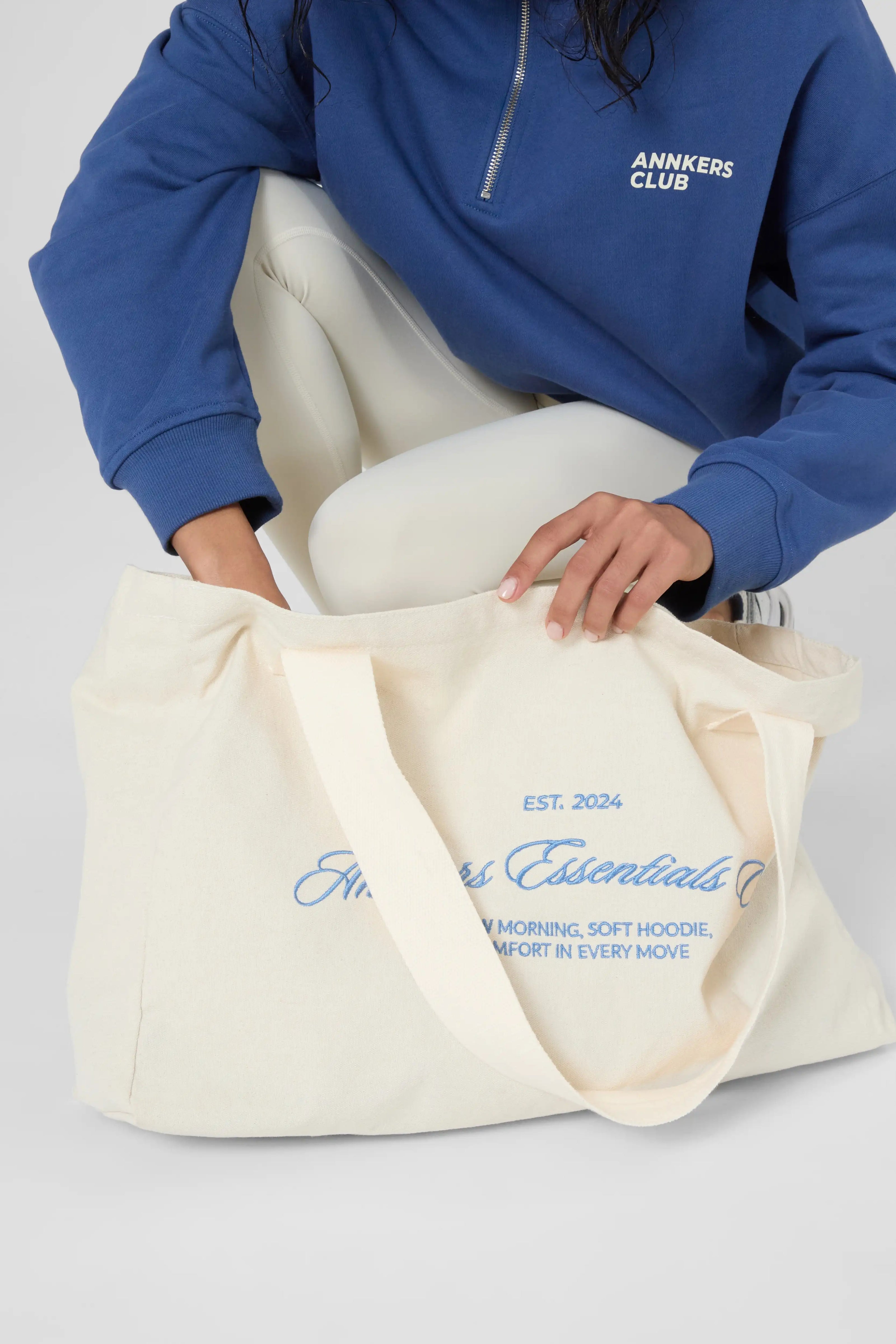 Шопер у молочному кольорі з синьою вишивкою  "Annkers essentials club"