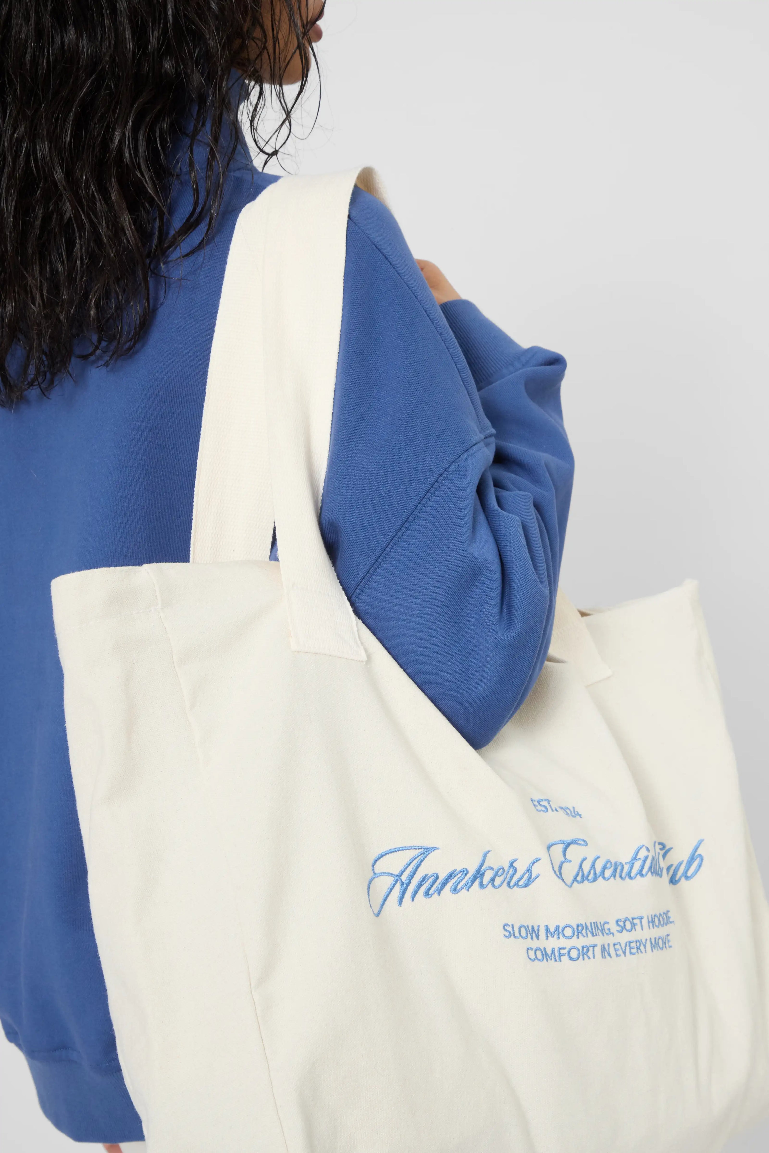 Шопер у молочному кольорі з синьою вишивкою  "Annkers essentials club"