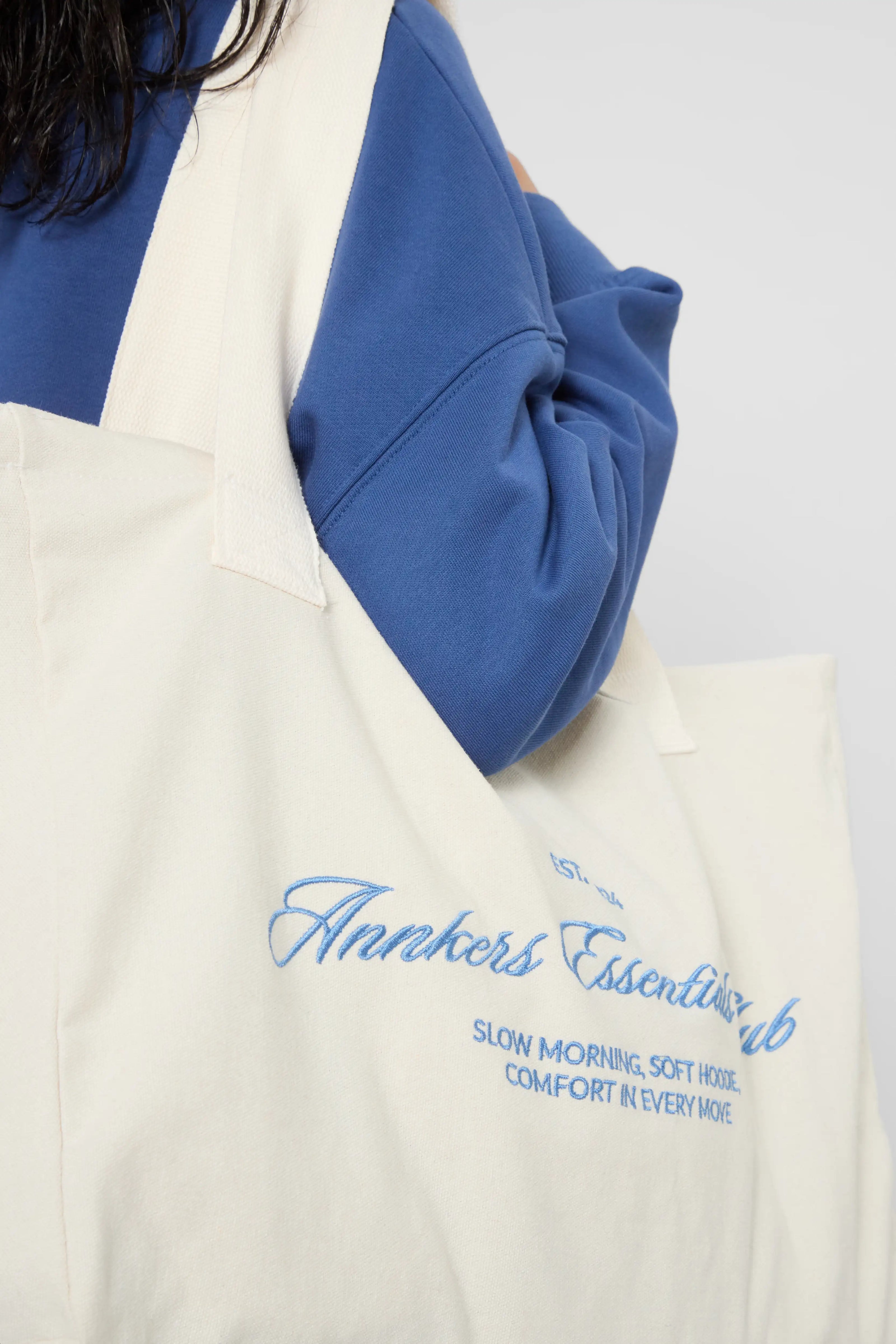 Шопер у молочному кольорі з синьою вишивкою  "Annkers essentials club"