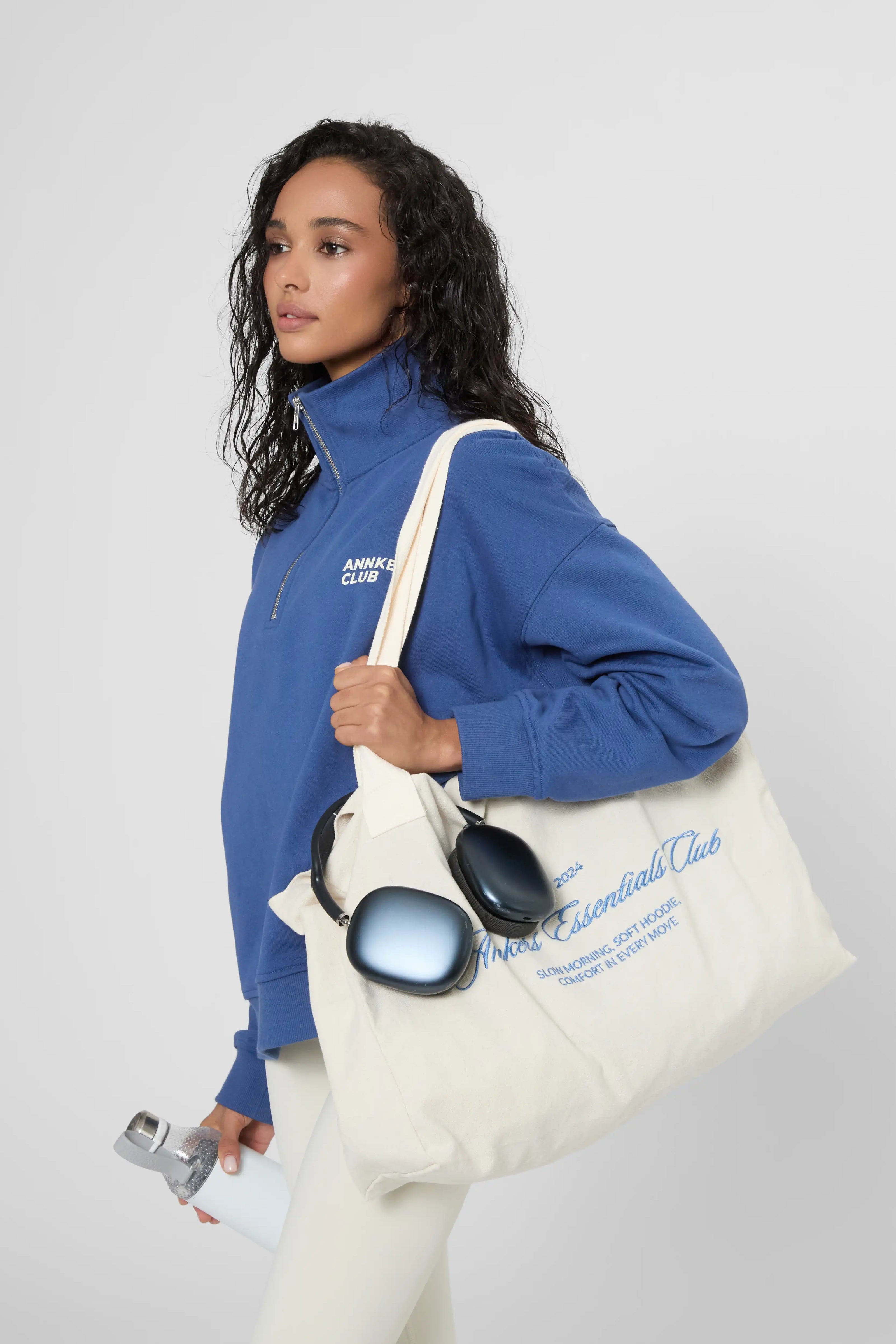 Шопер у молочному кольорі з синьою вишивкою  "Annkers essentials club"