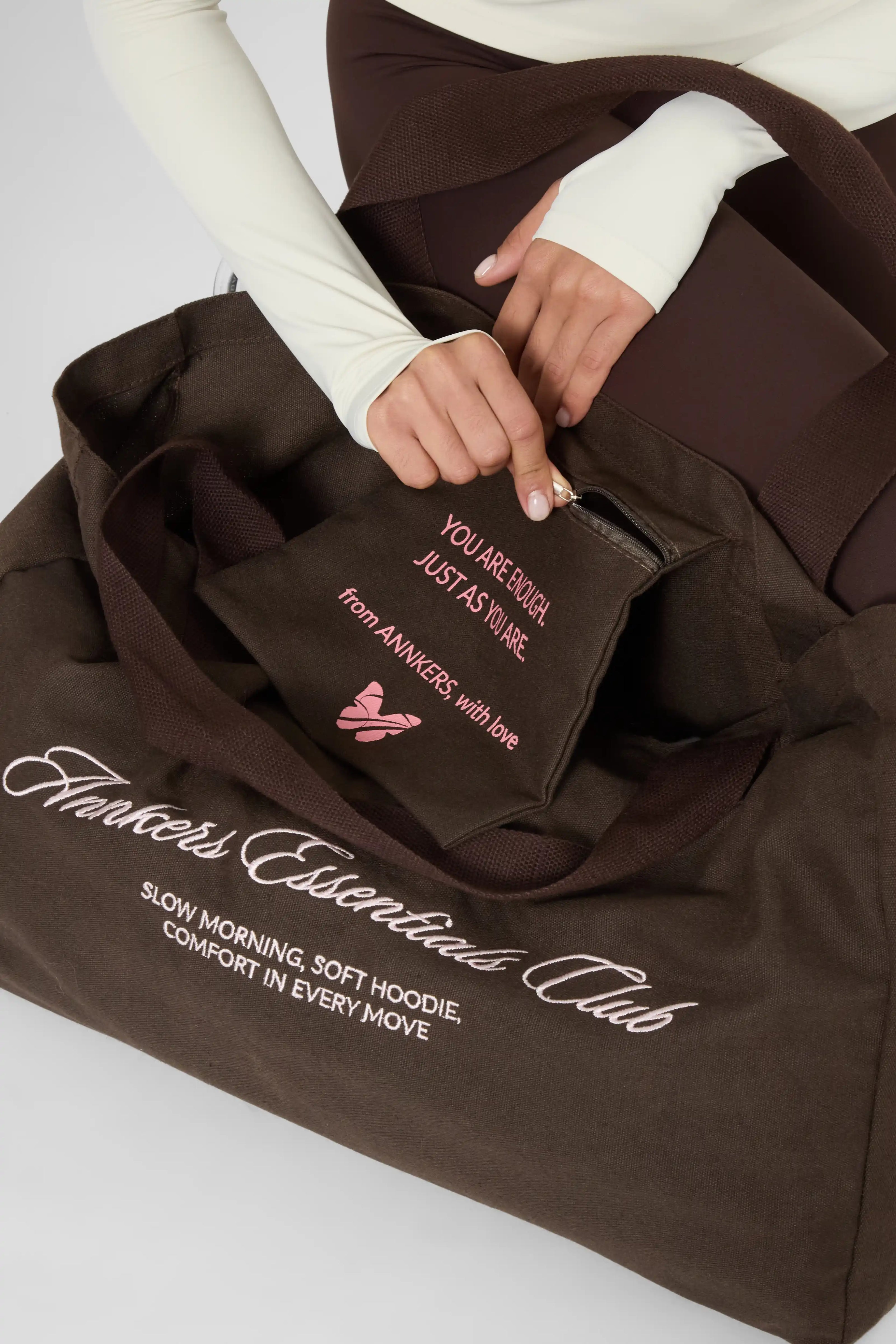 Шопер у коричневому кольорі з рожевою вишивкою "Annkers essentials club"