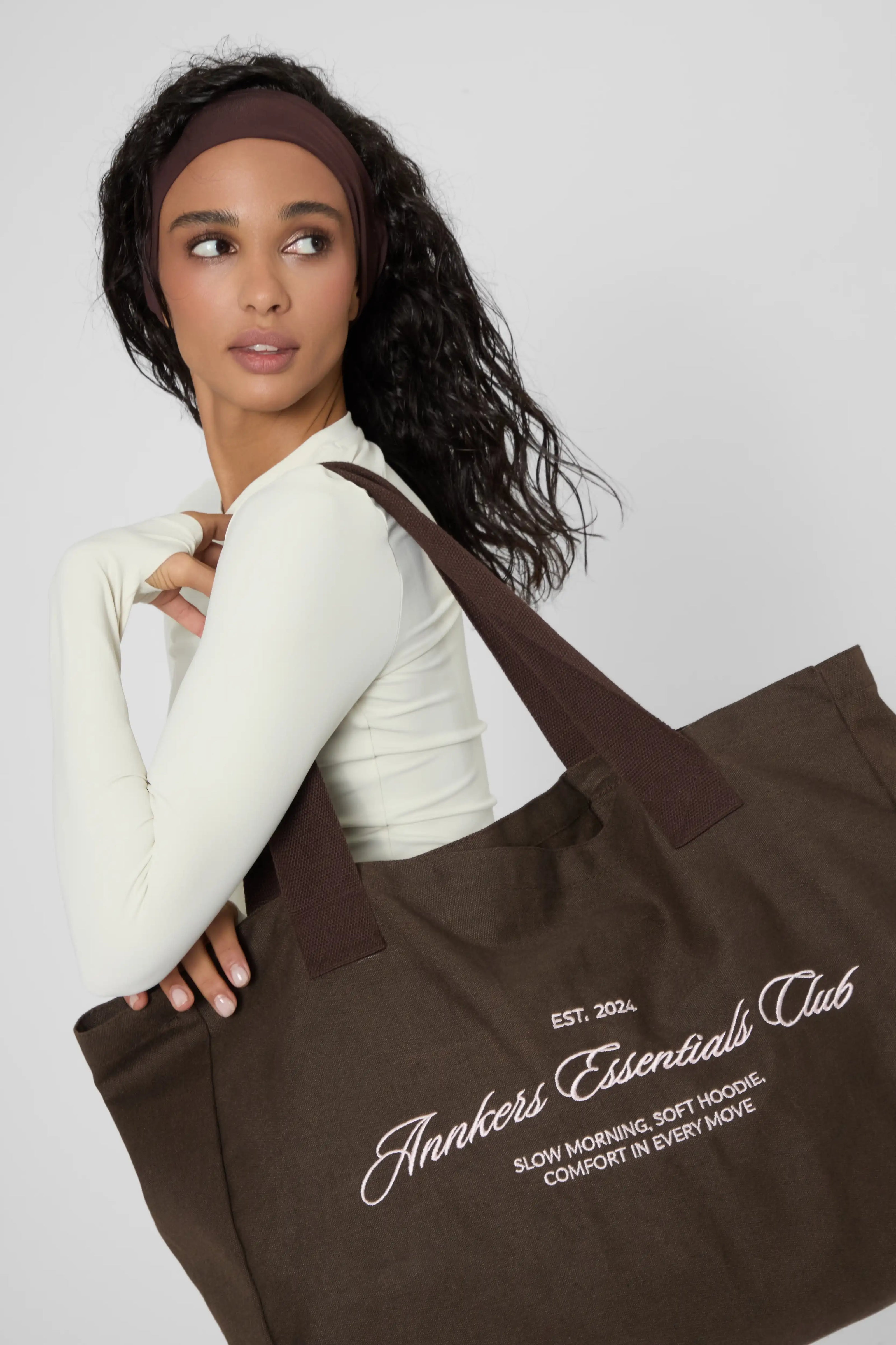 Шопер у коричневому кольорі з рожевою вишивкою "Annkers essentials club"