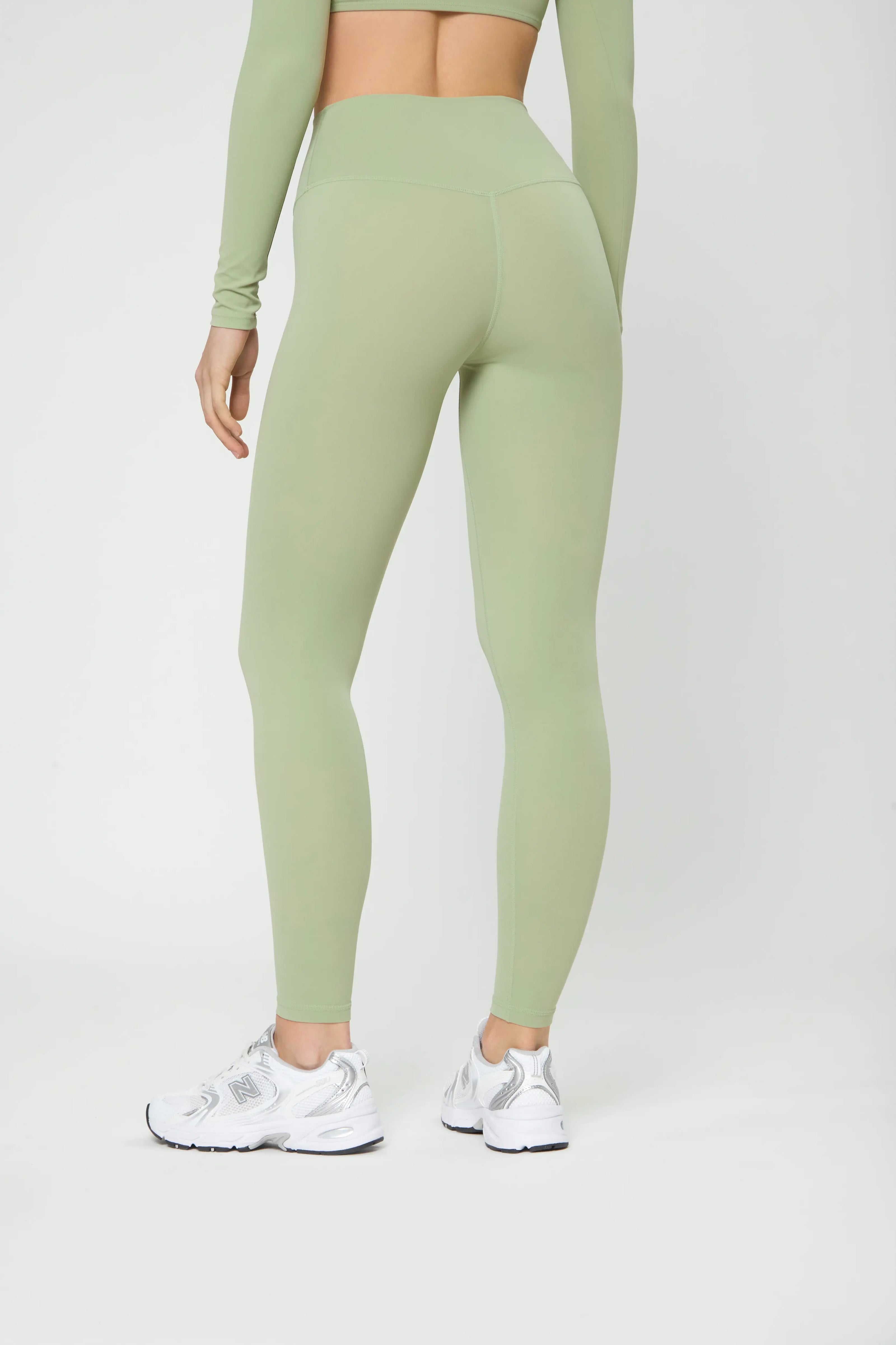 Базові легінси оливкового кольору with high waist, soft elastic fabric, flat seams, and hidden pocket for active comfort.