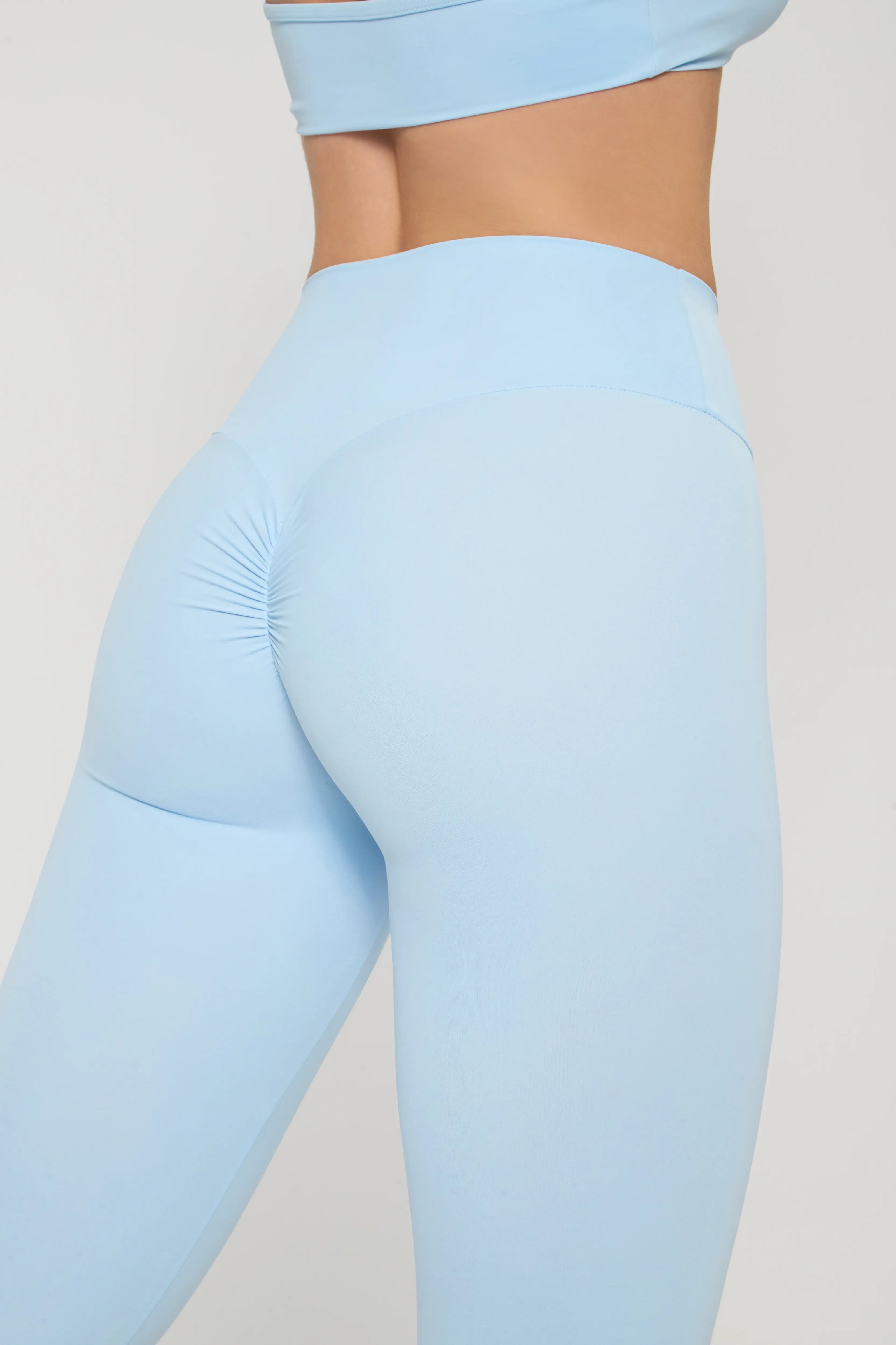 Push-up легінси блакитного кольору with high waist and ruching for a flattering, comfortable fit.