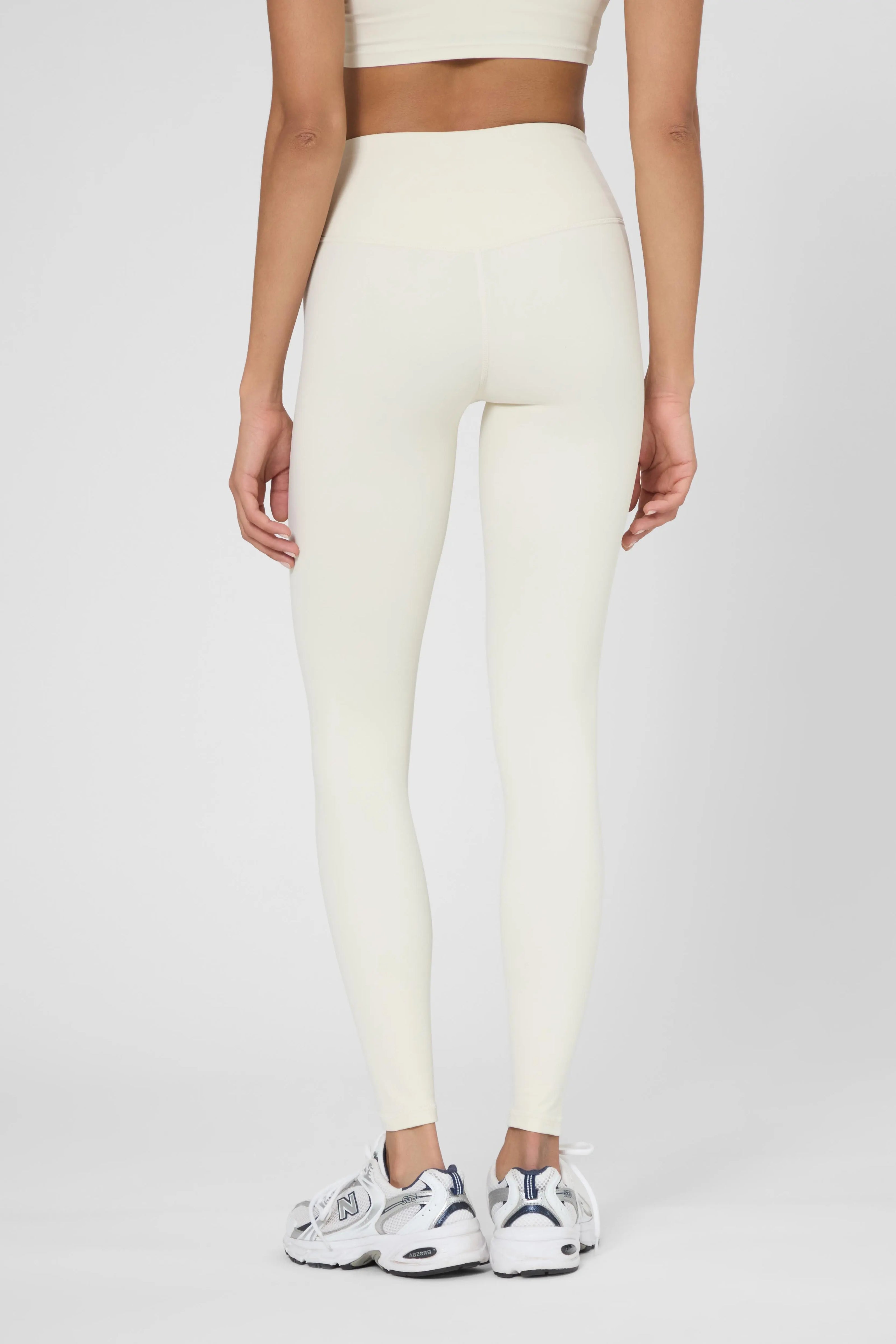 Утеплені базові легінси з начосом молочного кольору, задній ракурс, висока посадка, щільна м’яка тканина