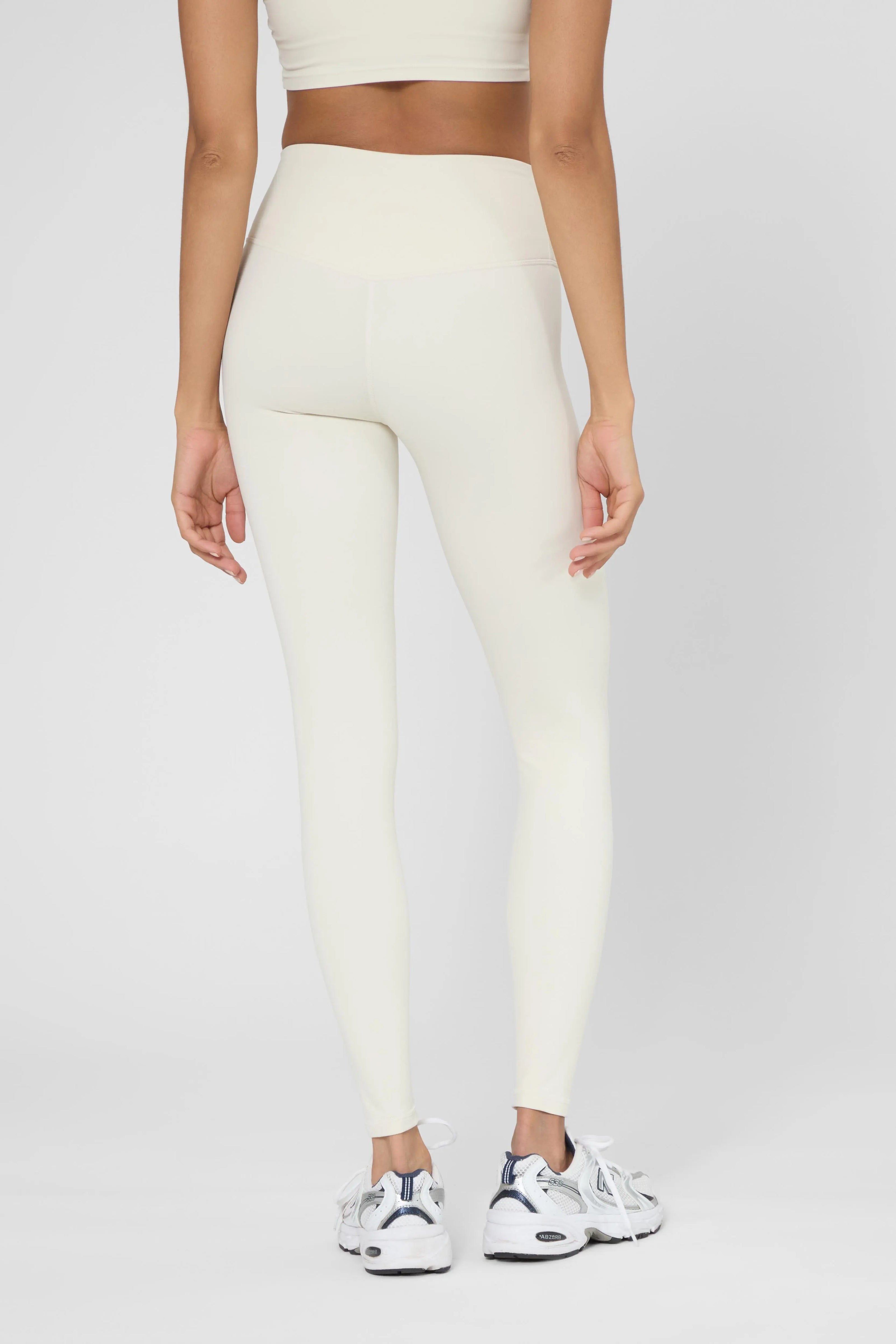 Утеплені базові легінси з начосом молочного кольору, задній ракурс, висока посадка, гладка матова тканина