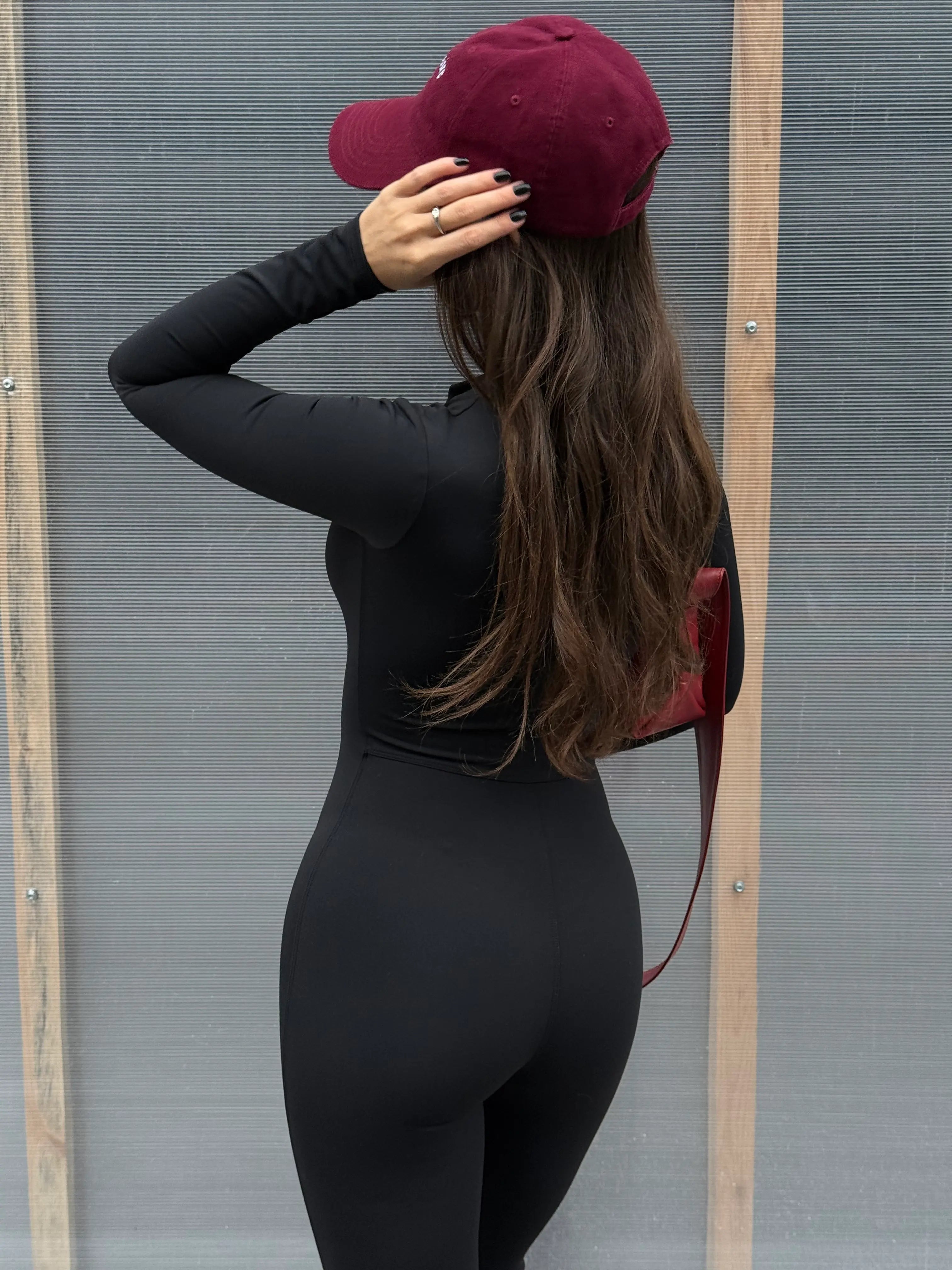 Базовий комбінезон з утепленням чорного кольору, вид ззаду, приталений силует, довгі рукави, гладка тканина