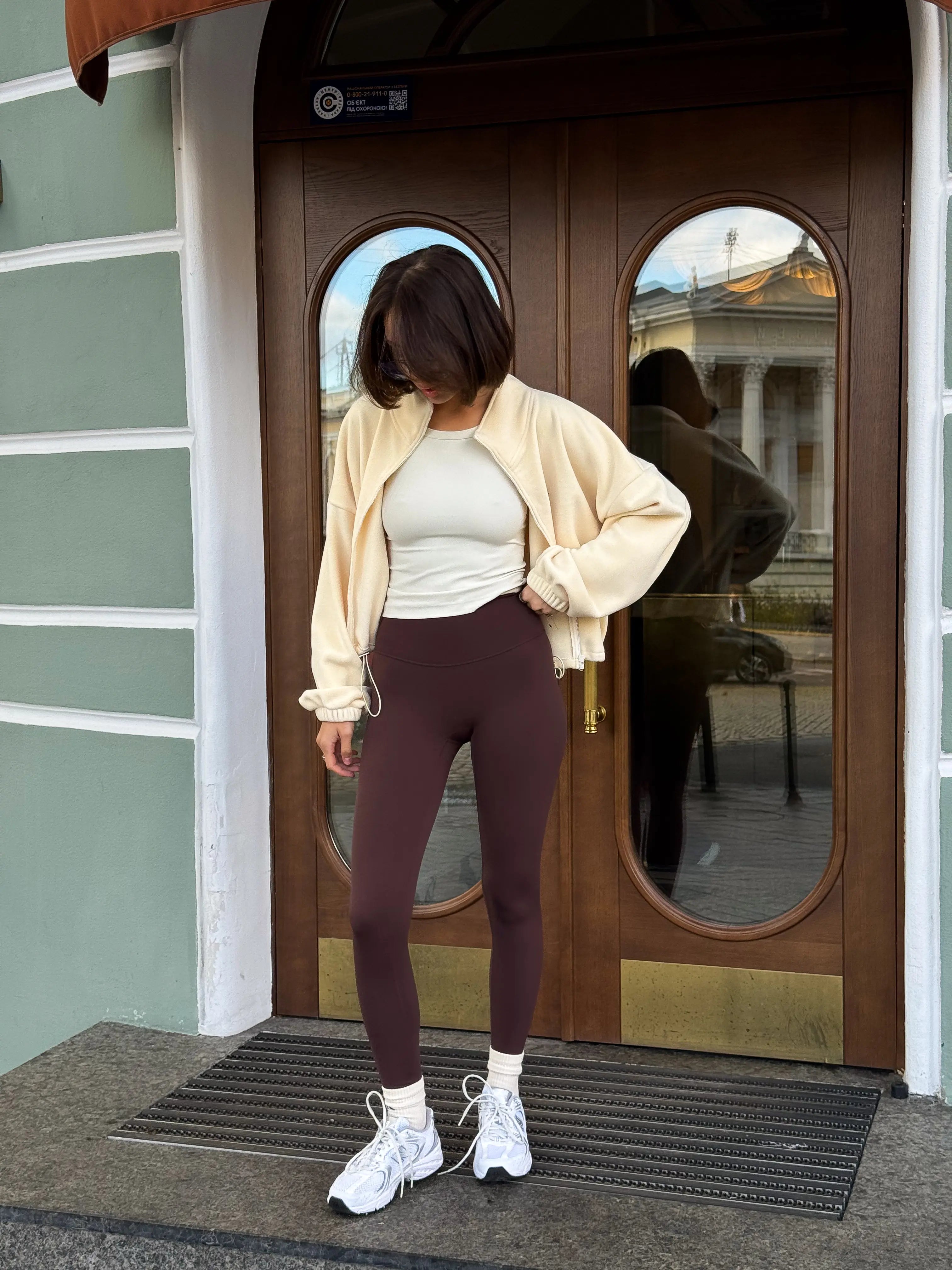 Утеплені базові легінси з начосом коричневого кольору, фасон з високою посадкою, вид спереду на моделі