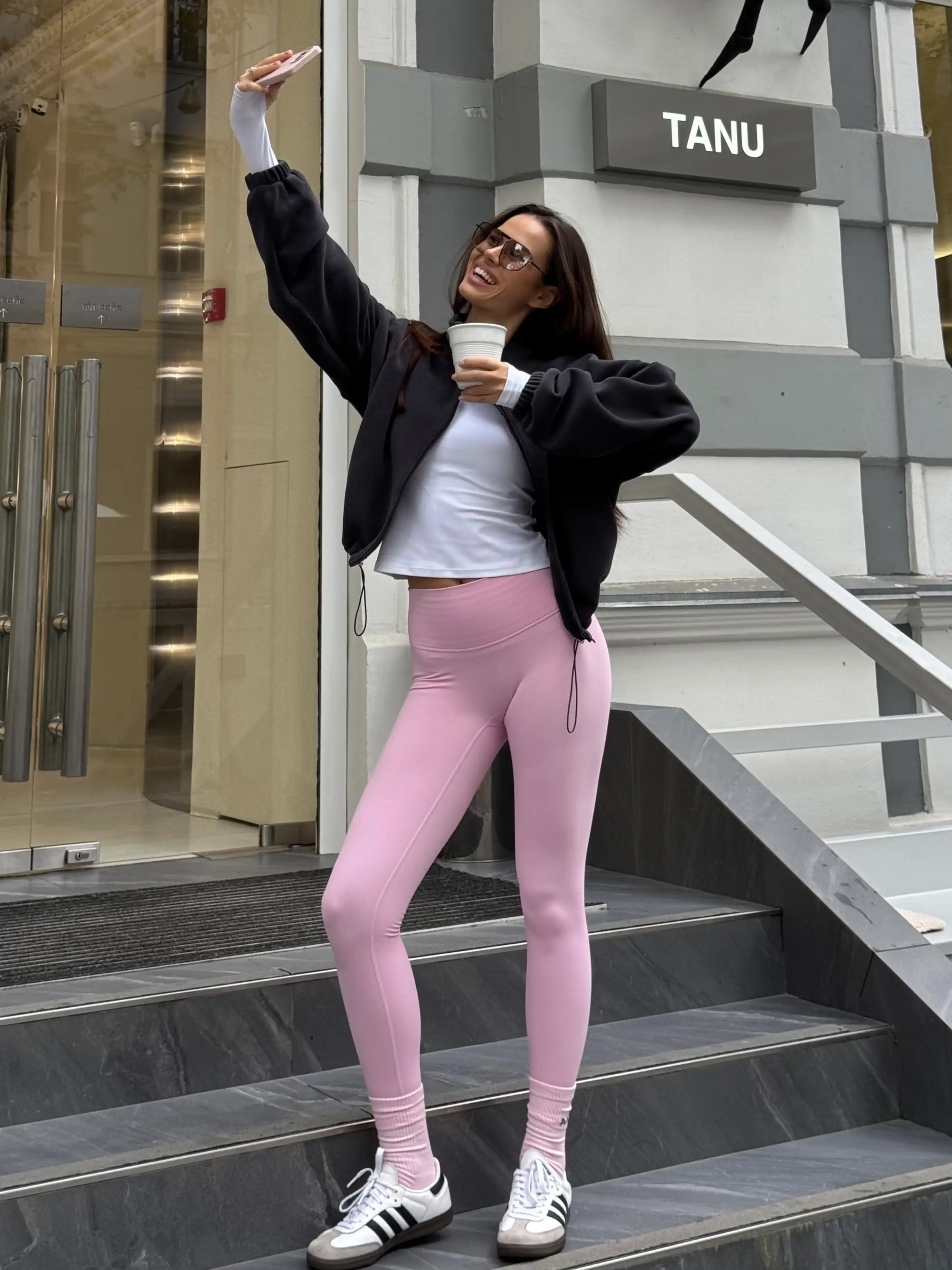 Утеплені базові легінси з начосом рожевого кольору, високий пояс, обтислий фасон, вигляд з переду на дівчині