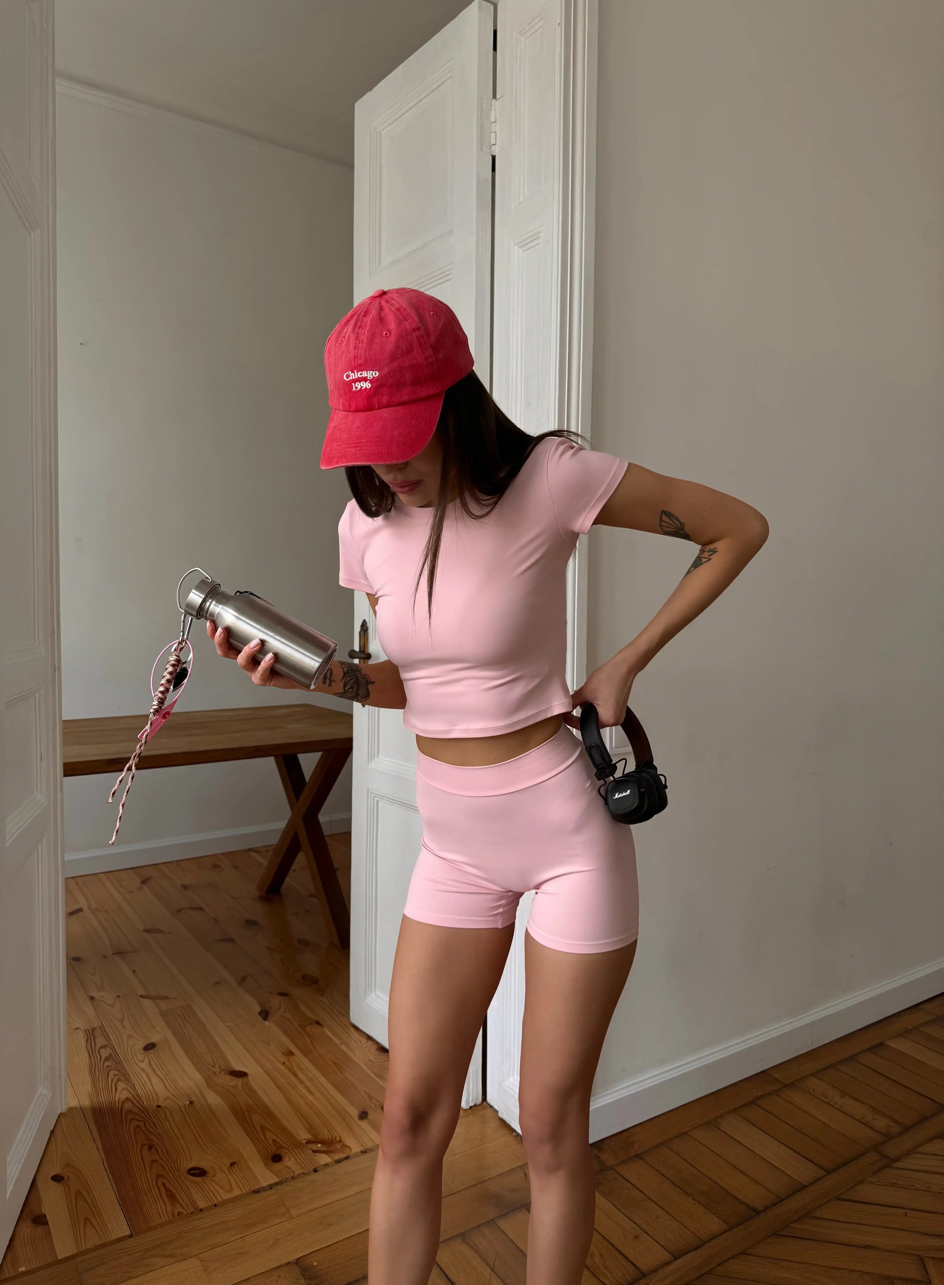 Вкорочена футболка кольору рожевої пудри