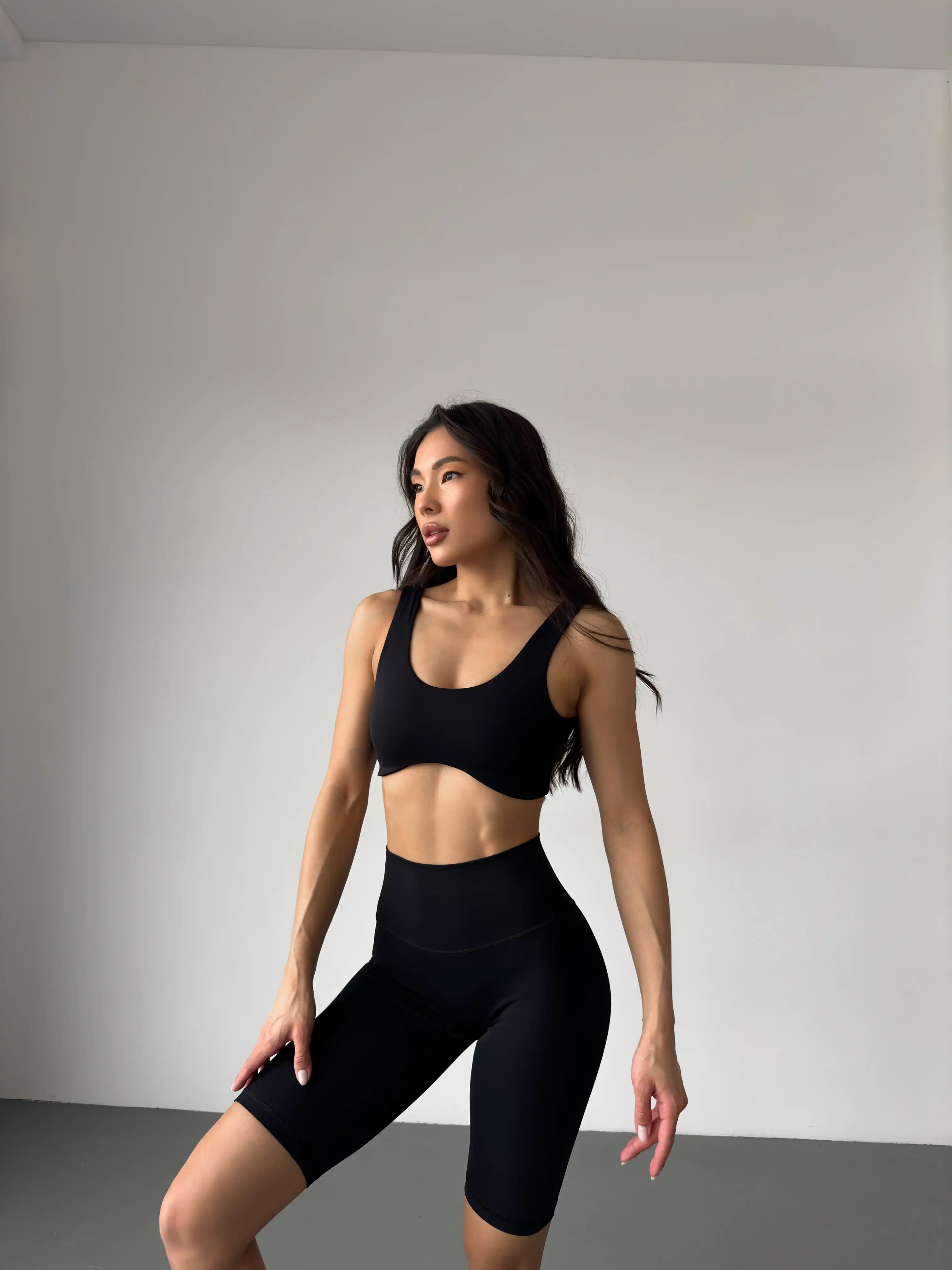 Базовий топ чорного кольору з широкими бретелями