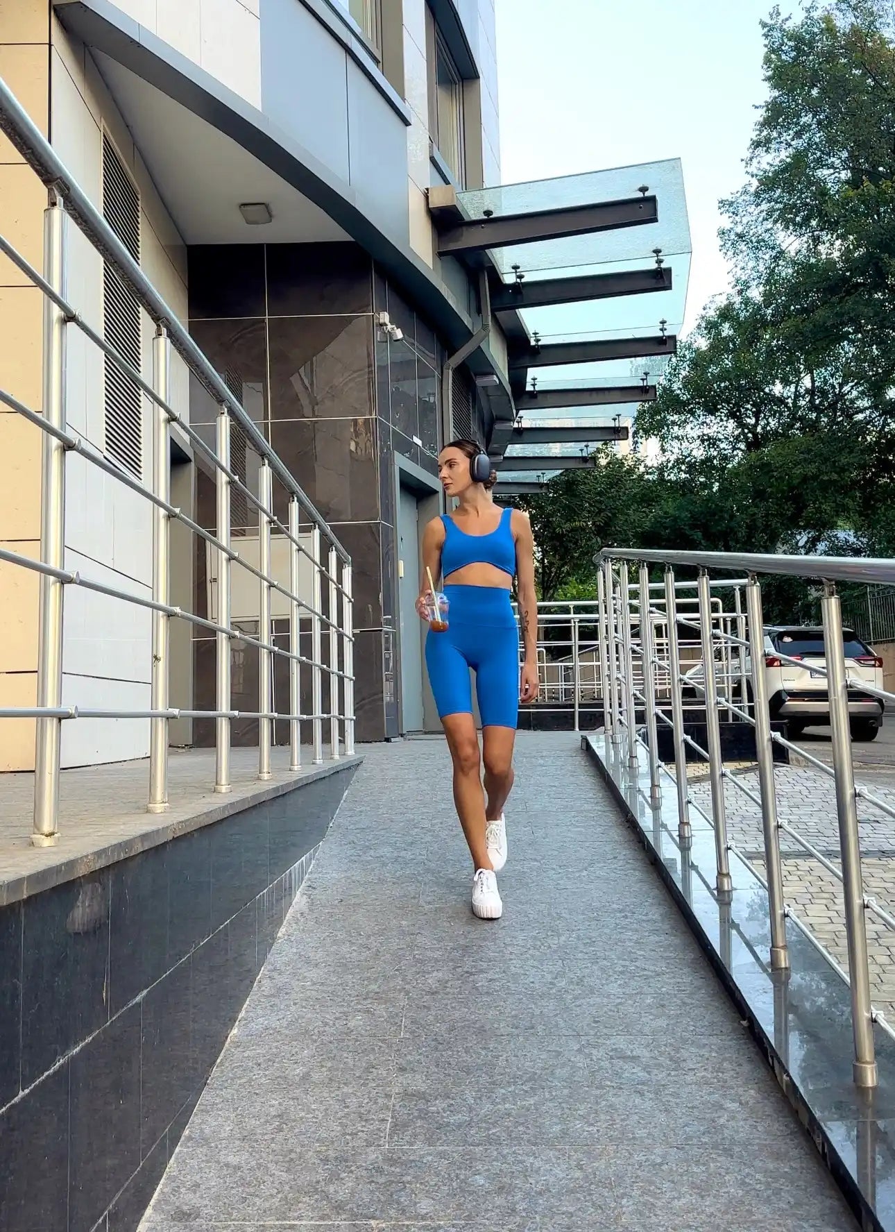 Базовий топ кольору електрик з широкими бретелями