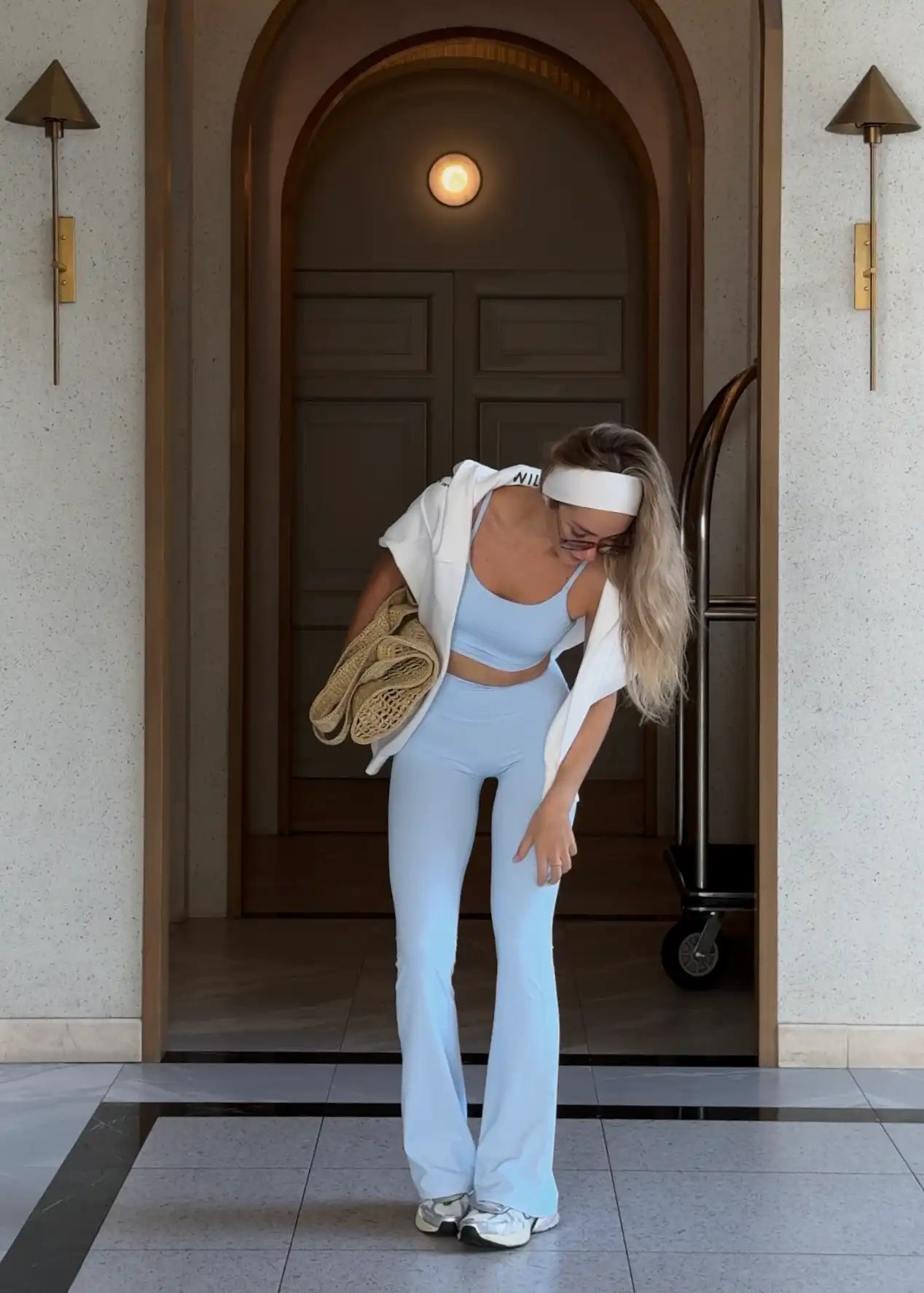 Штани-кльош push-up блакитного кольору