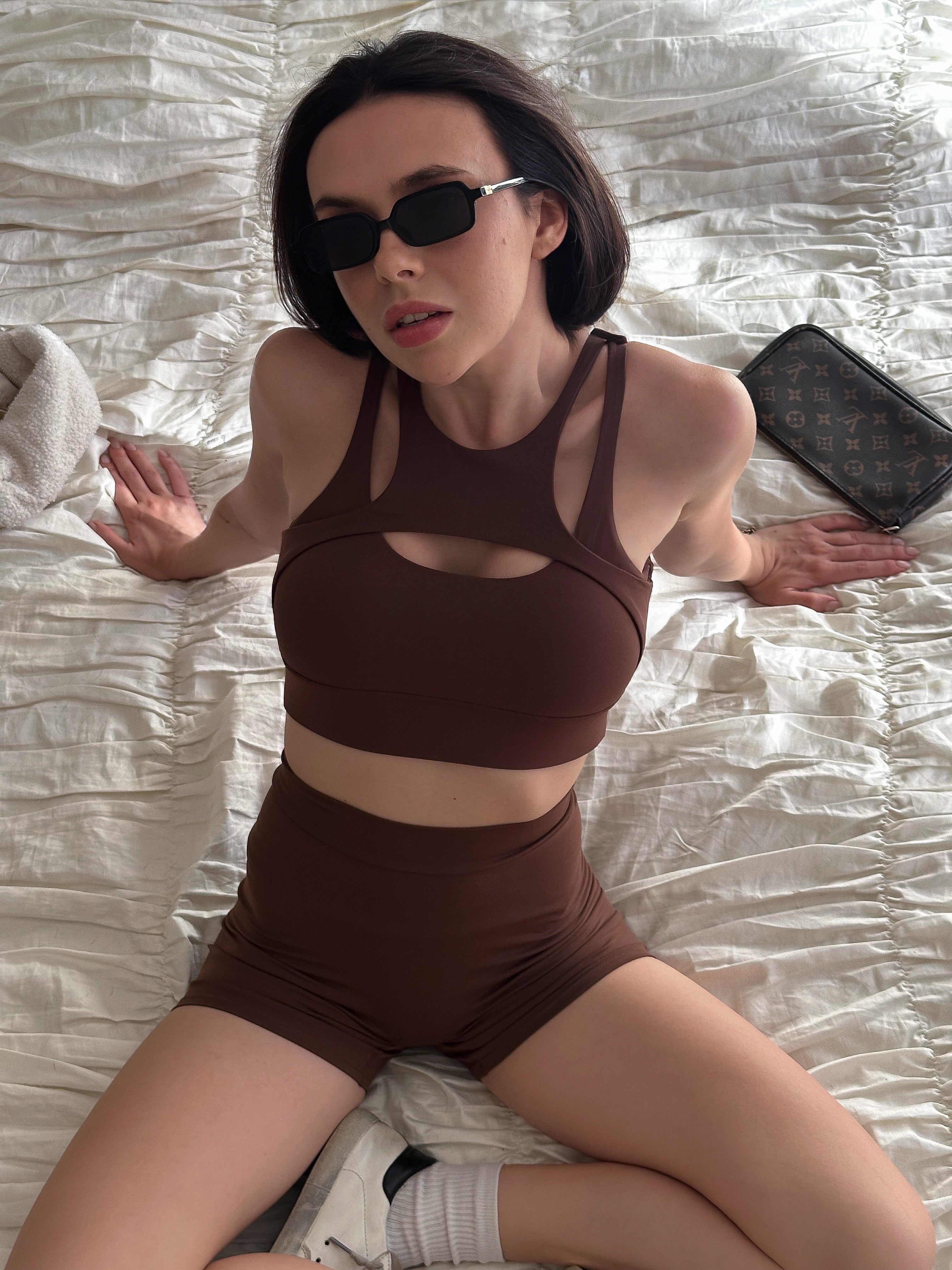 Топ з Х-дизайном коричневого кольору