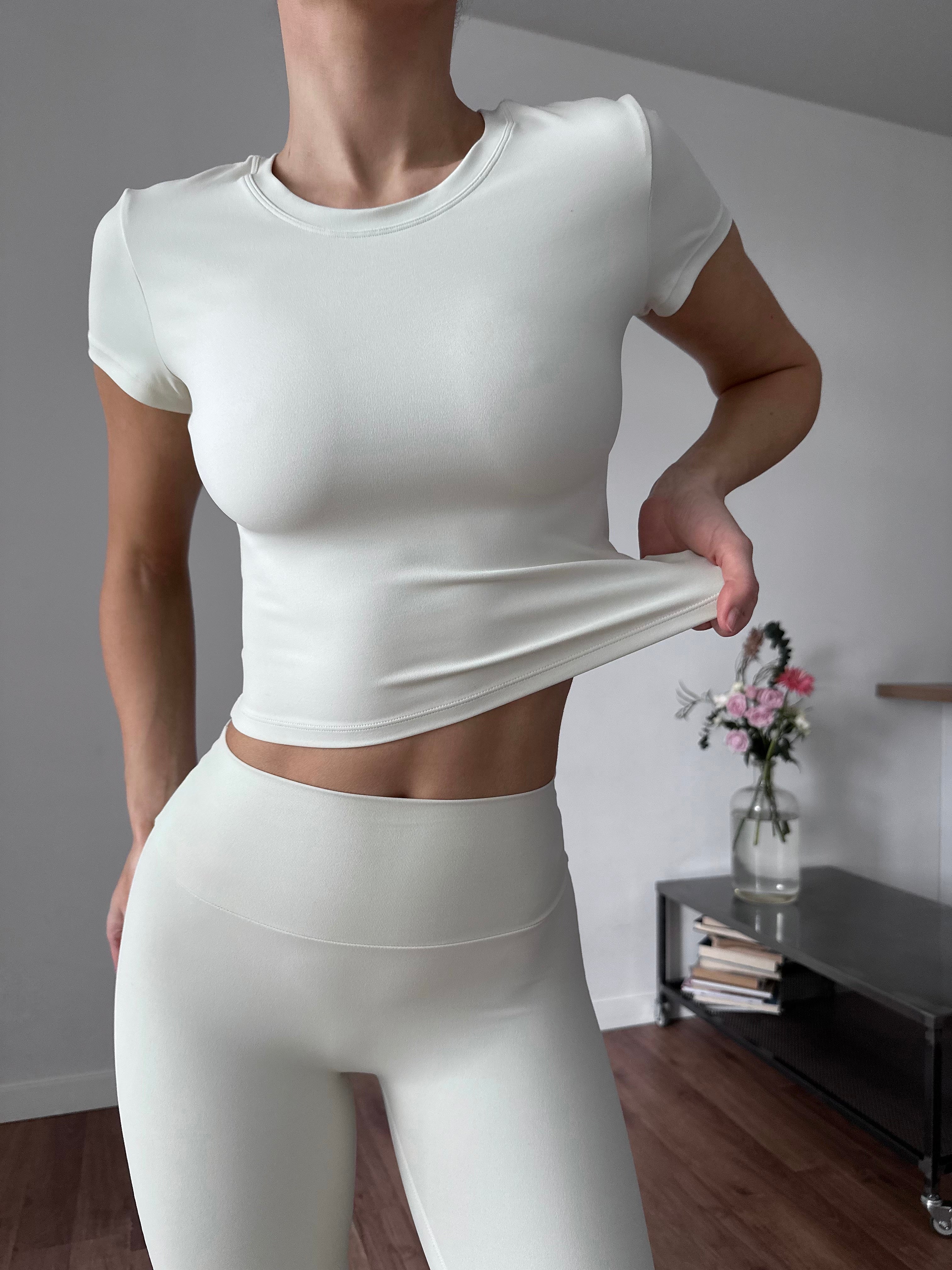 Вкорочена футболка молочного кольору