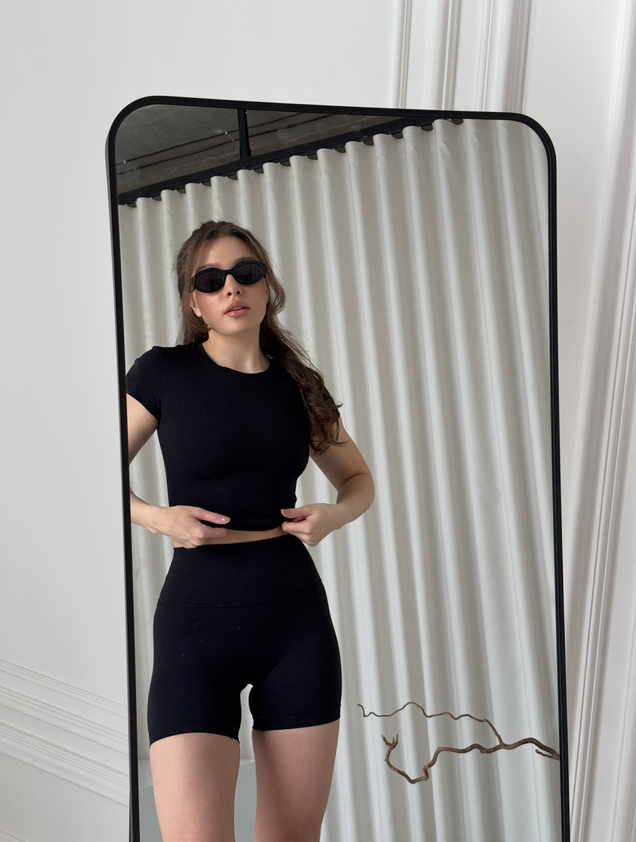 Вкорочена футболка чорного кольору