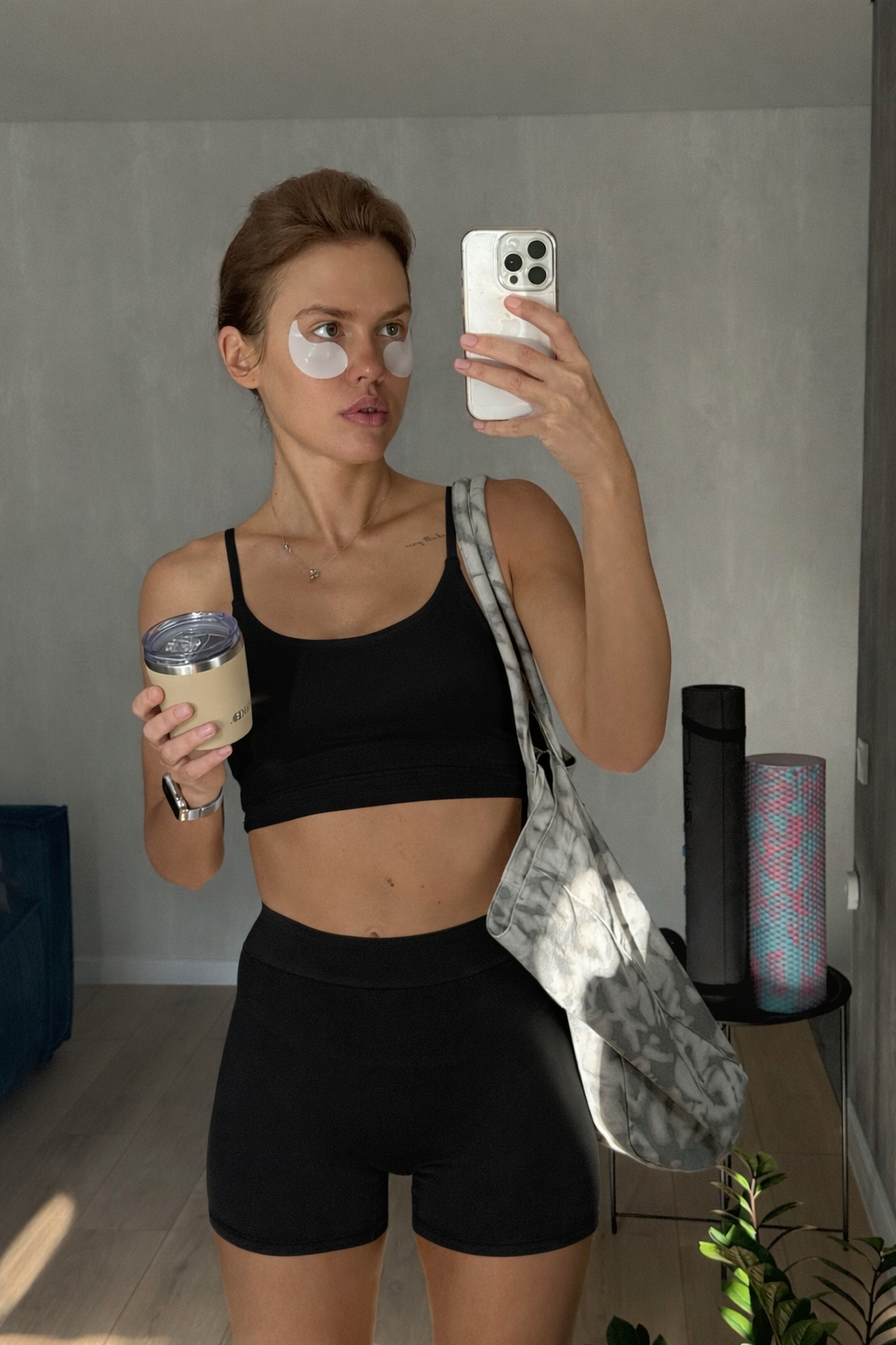 Базовий топ чорного кольору з тонкими бретелями