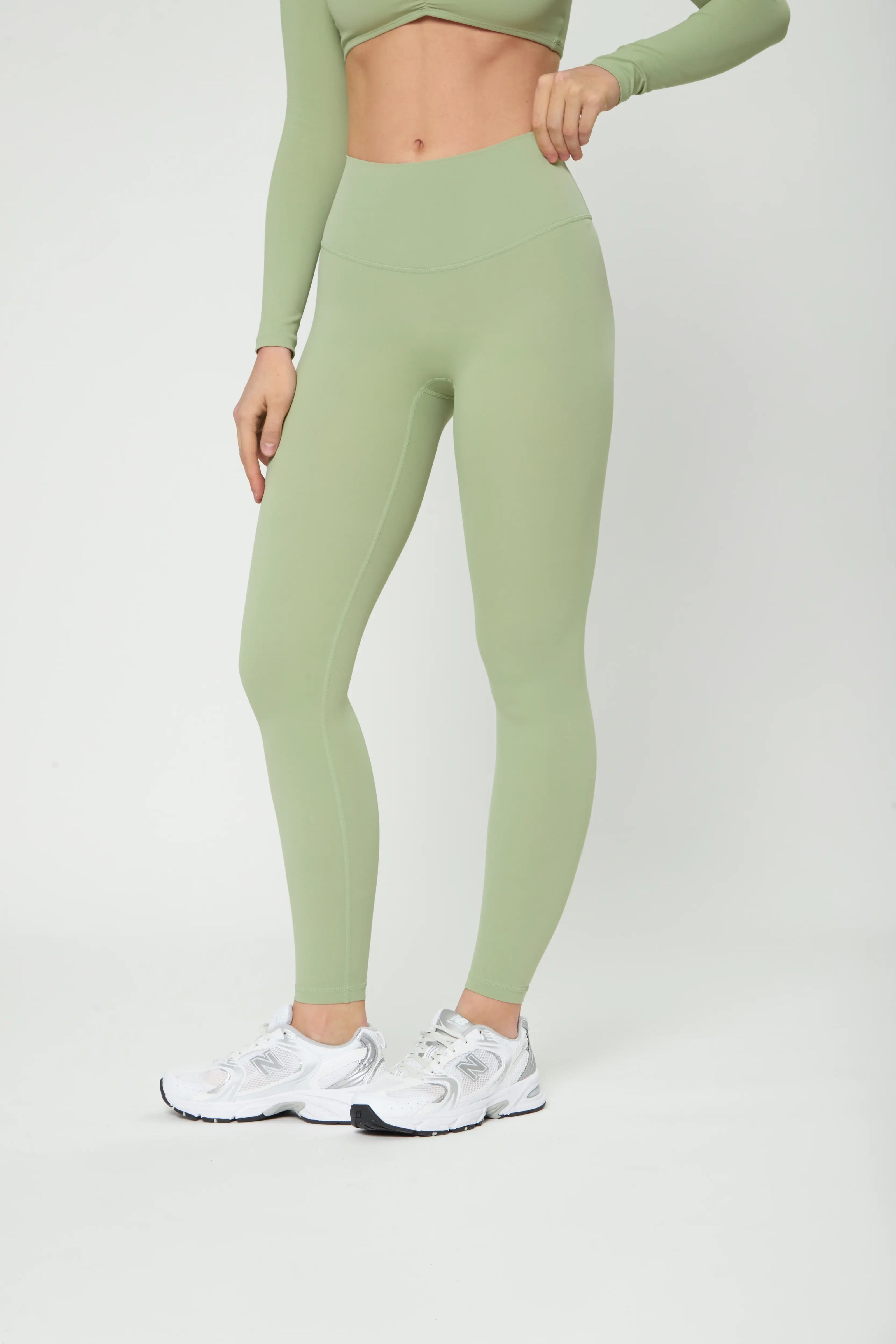Базові легінси оливкового кольору with high waist and seamless design for comfortable active wear.
